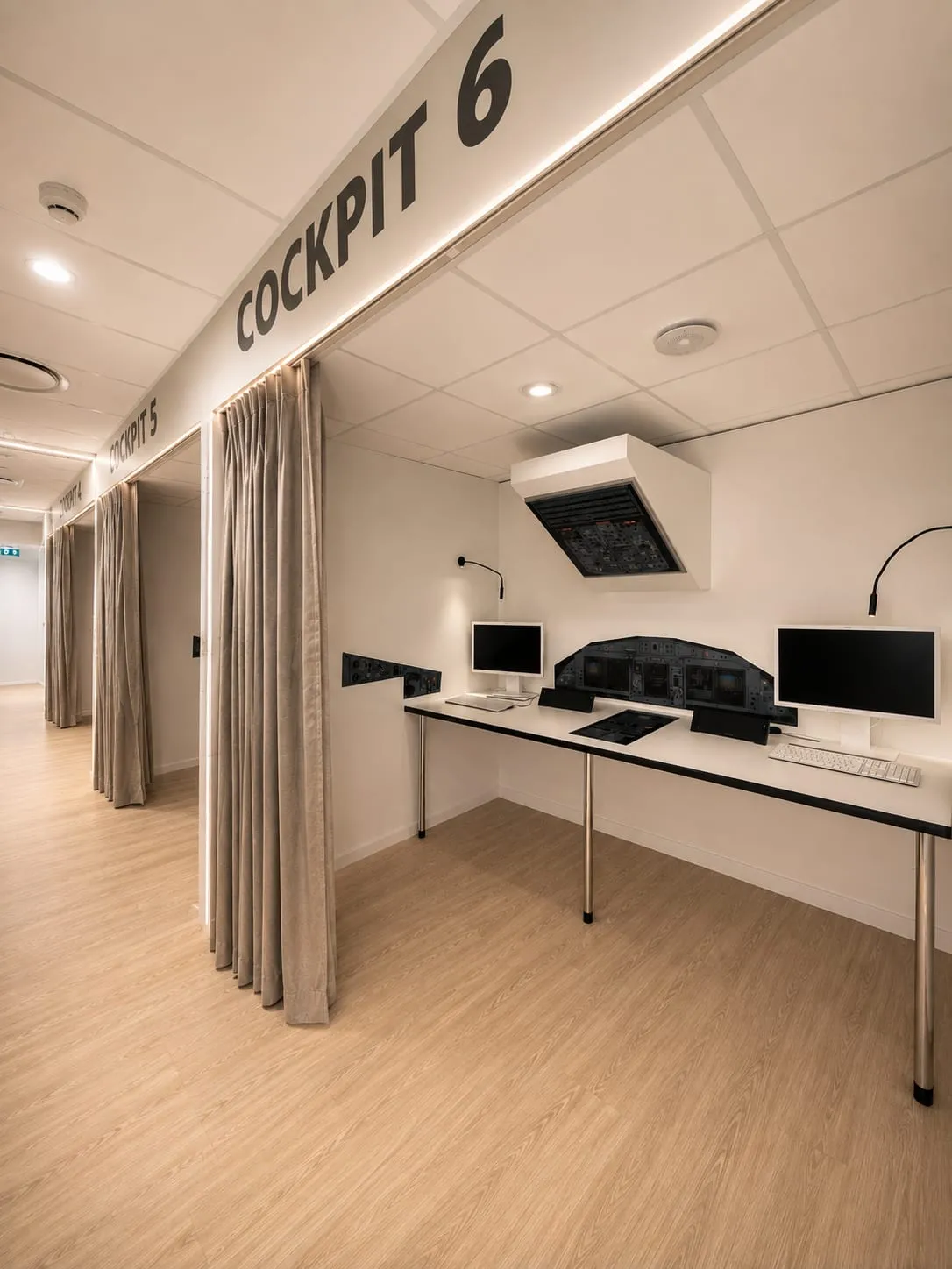 Poste de simulation sous l'enseigne Cockpit 6, rideaux et écrans, salle de formation pilotes ATR, Blagnac