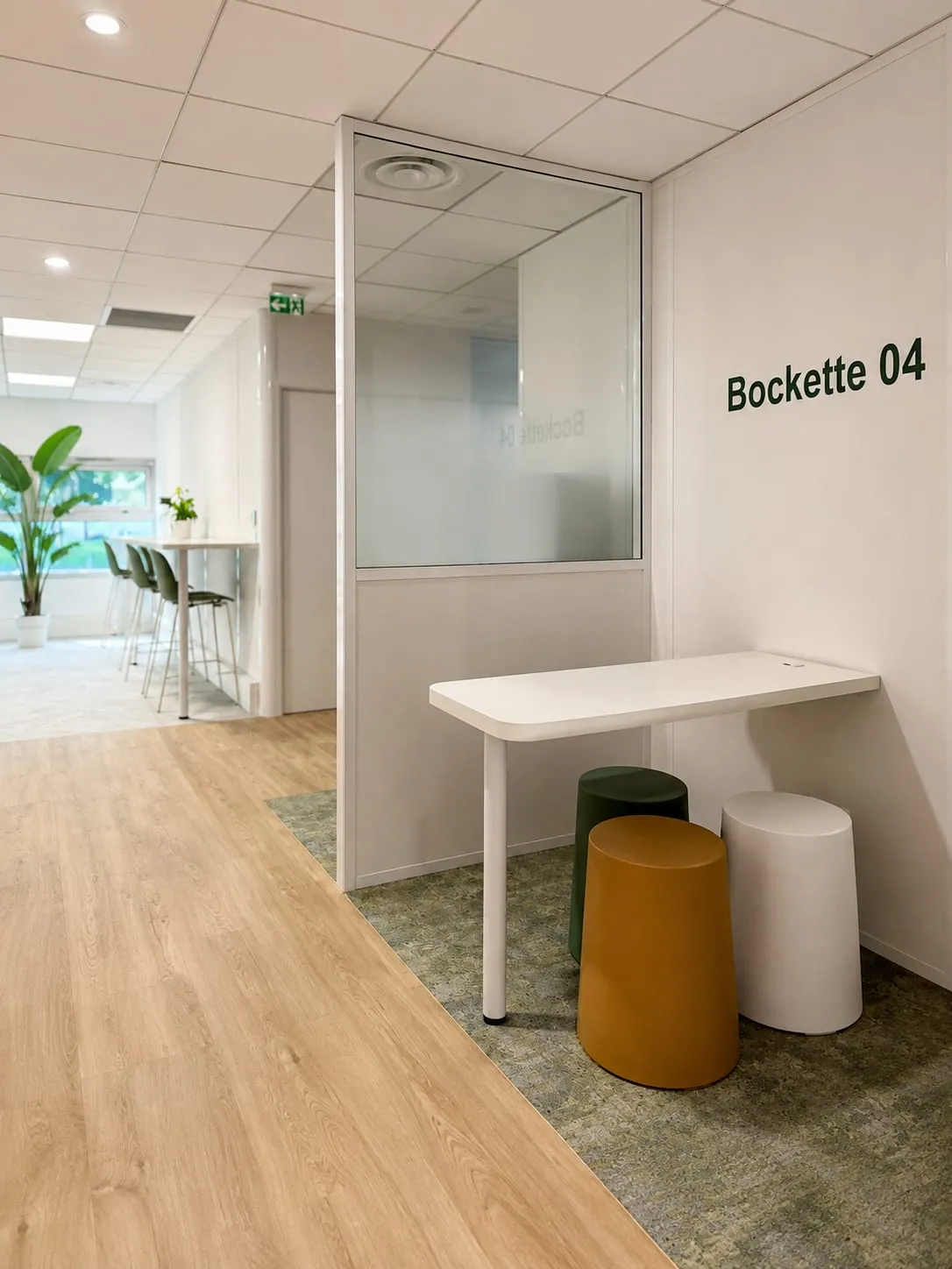 Bureau individuel derrière une cloison vitrée, sol bois et moquette verte, siège de la CMCAS, Toulouse
