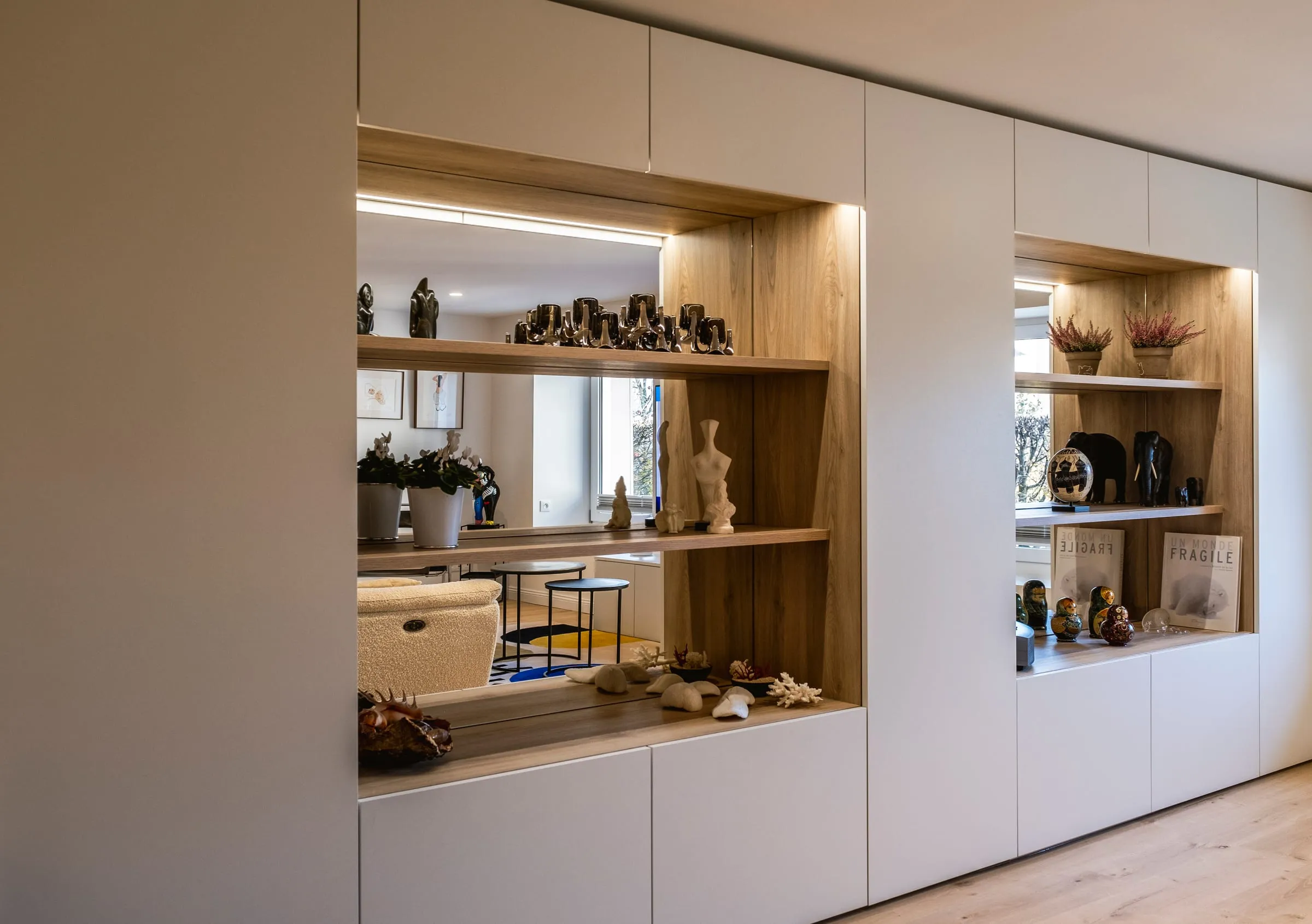 Meuble de séjour sur mesure, niches en bois éclairées et rangements laqués, projet Duparchy