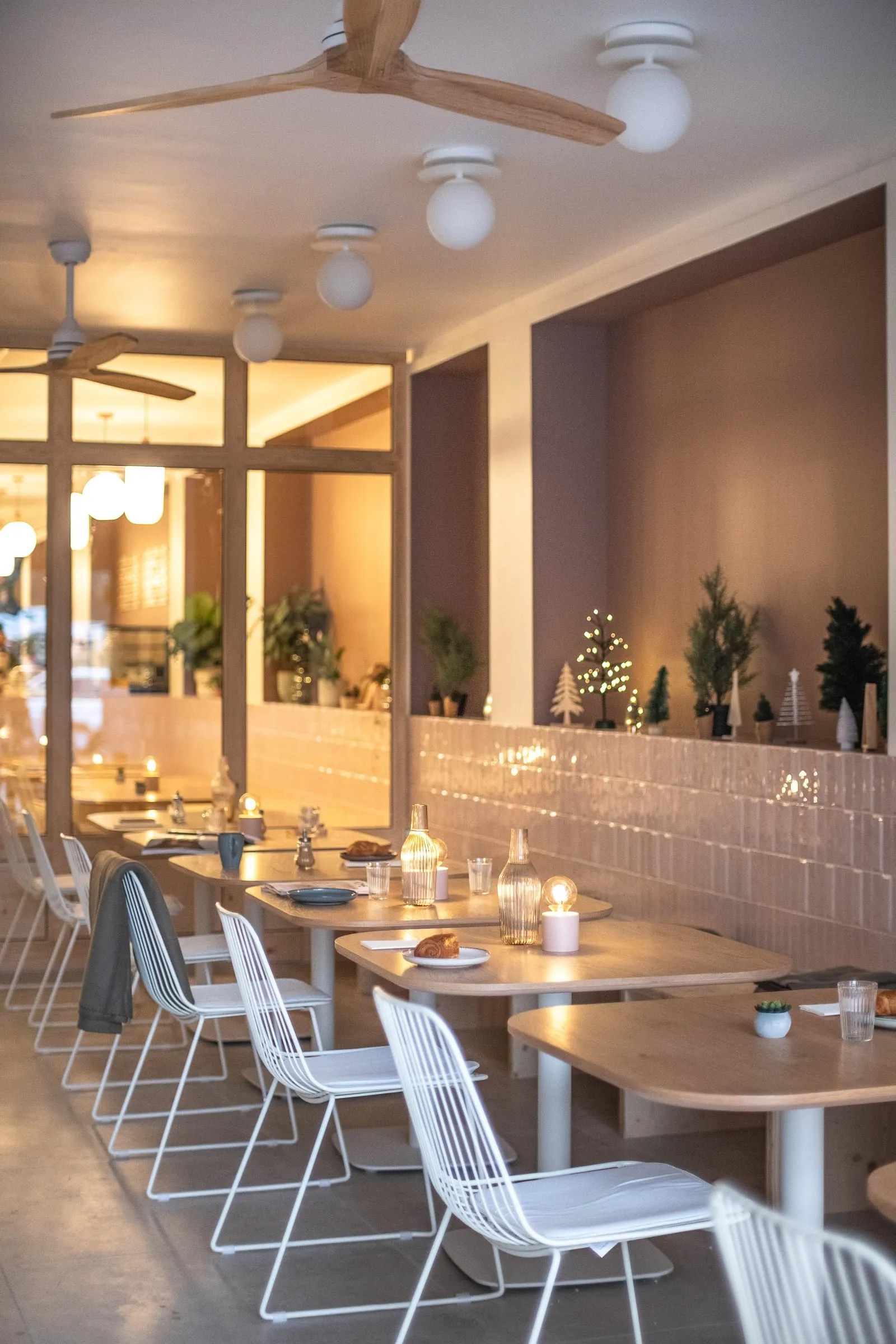 Salle du Kimi Coffee, tables en bois, chaises blanches et guirlandes lumineuses, Castres
