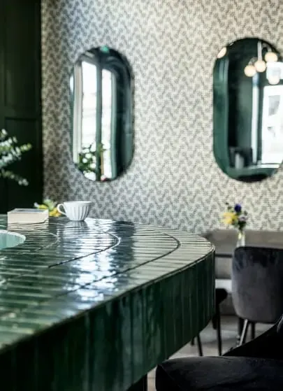 Comptoir en zellige vert émeraude et miroirs arqués, L'Atypique, Castres