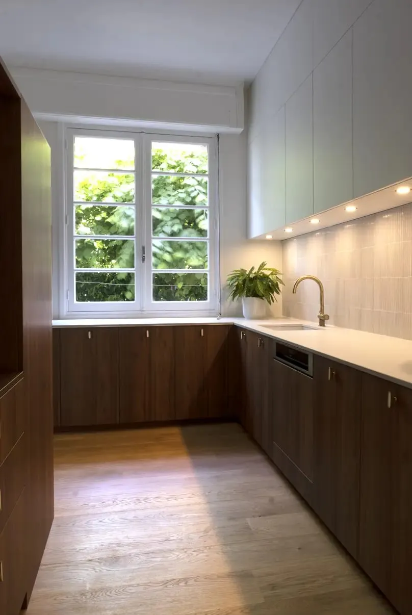 Cuisine en noyer et plan clair devant une fenêtre à petits carreaux, Maison T1, Castres