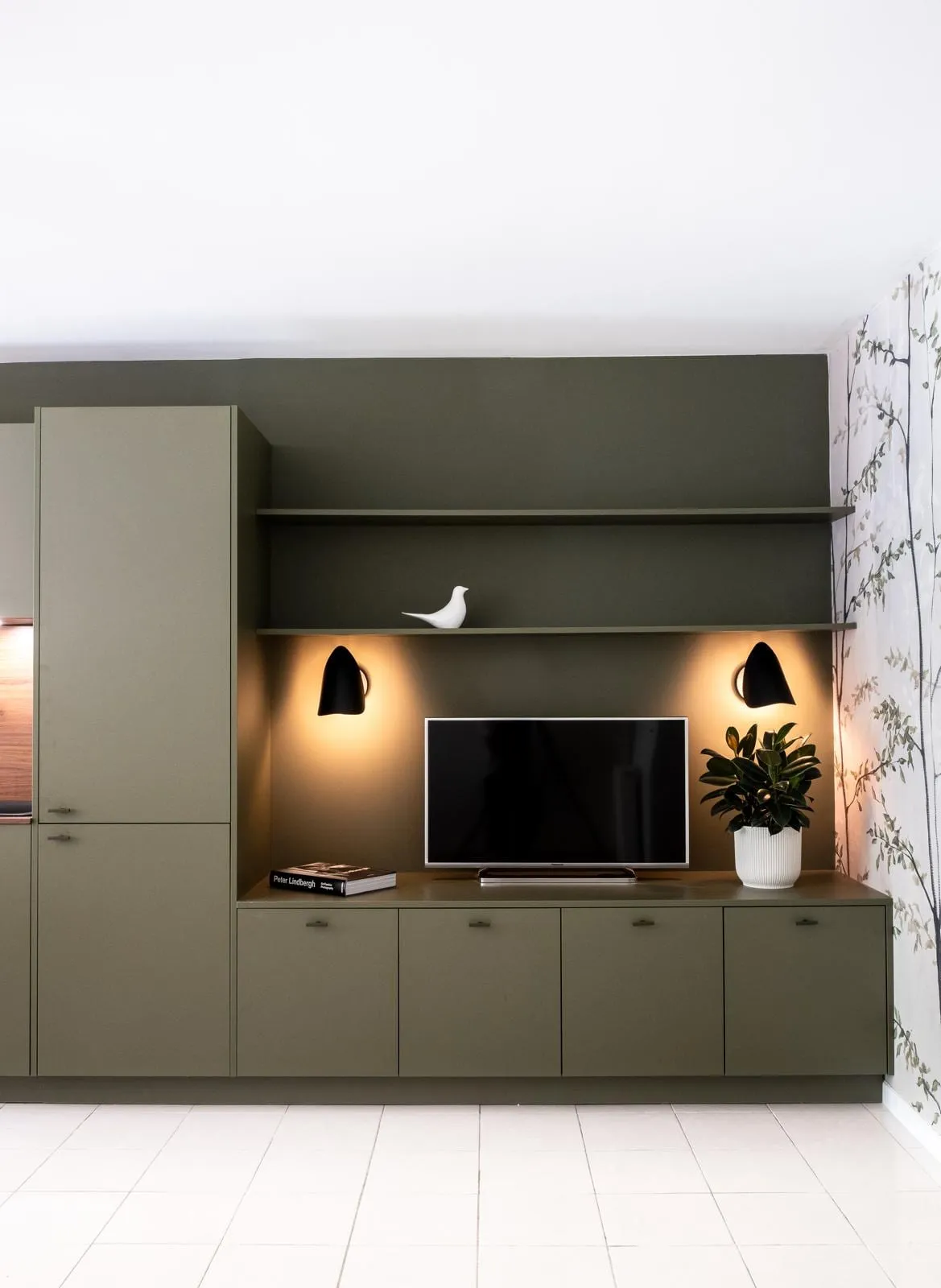 Meuble télé vert olive sur mesure avec appliques noires, projet Marty