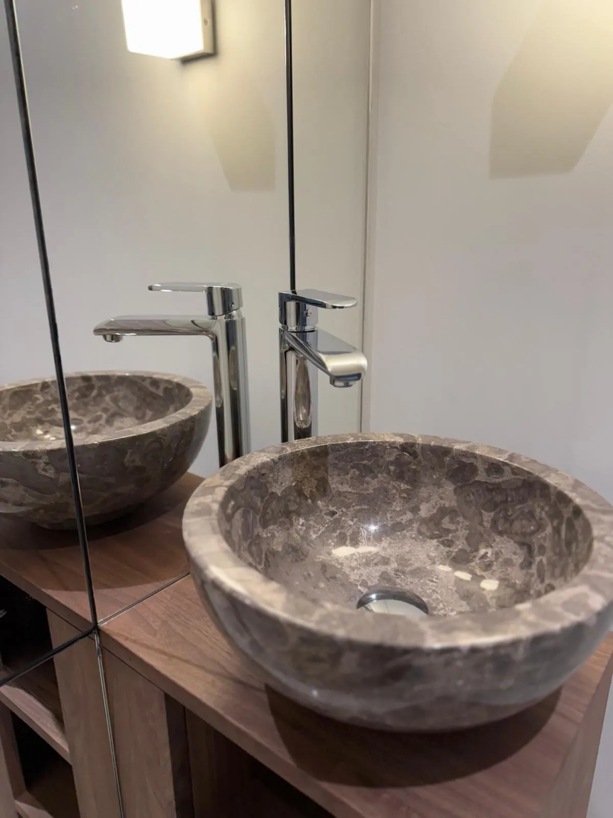 Vasques en pierre grise sur un meuble en noyer, salle de bain S2