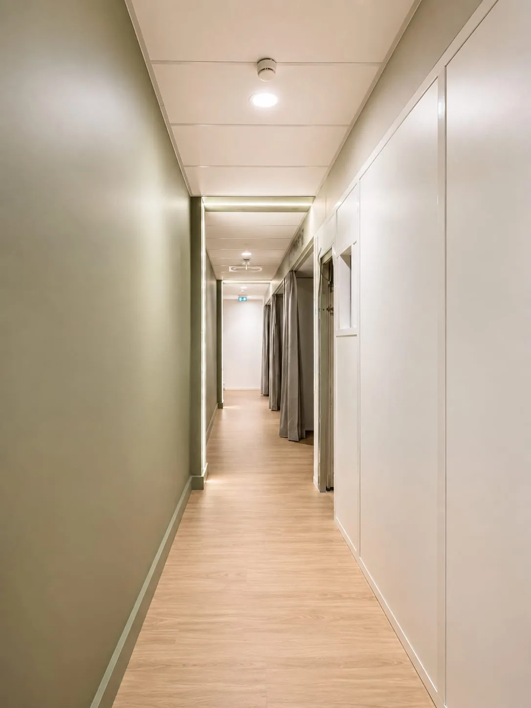 Couloir aux murs vert sauge menant aux postes de simulation, salle de formation pilotes ATR, Blagnac