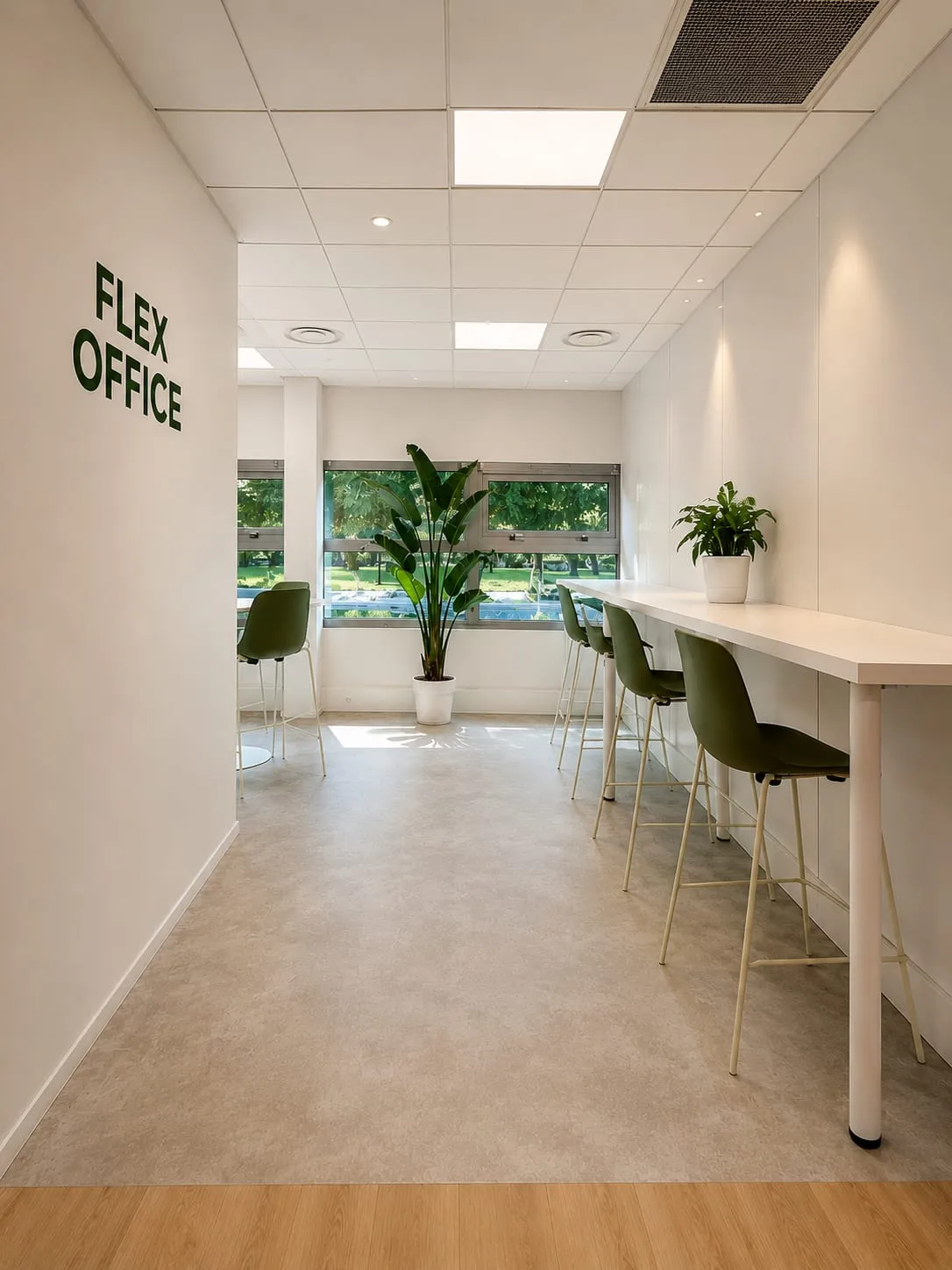 Espace flex office, table haute et tabourets verts le long de la baie, siège de la CMCAS, Toulouse