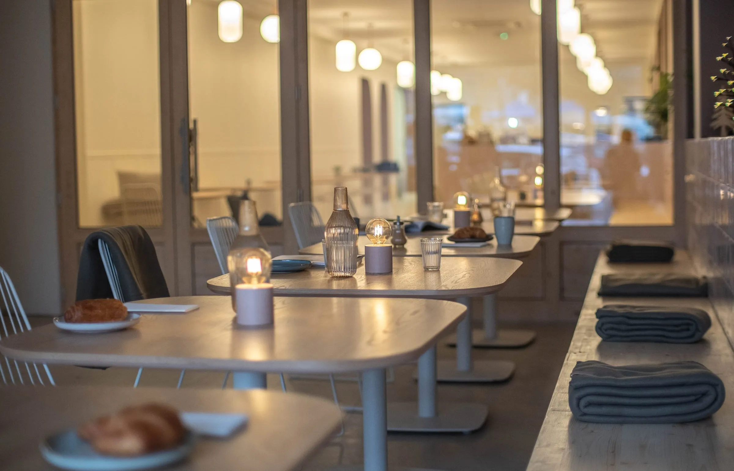 Salle du Kimi Coffee, tables en bois, chaises blanches et guirlandes lumineuses, Castres