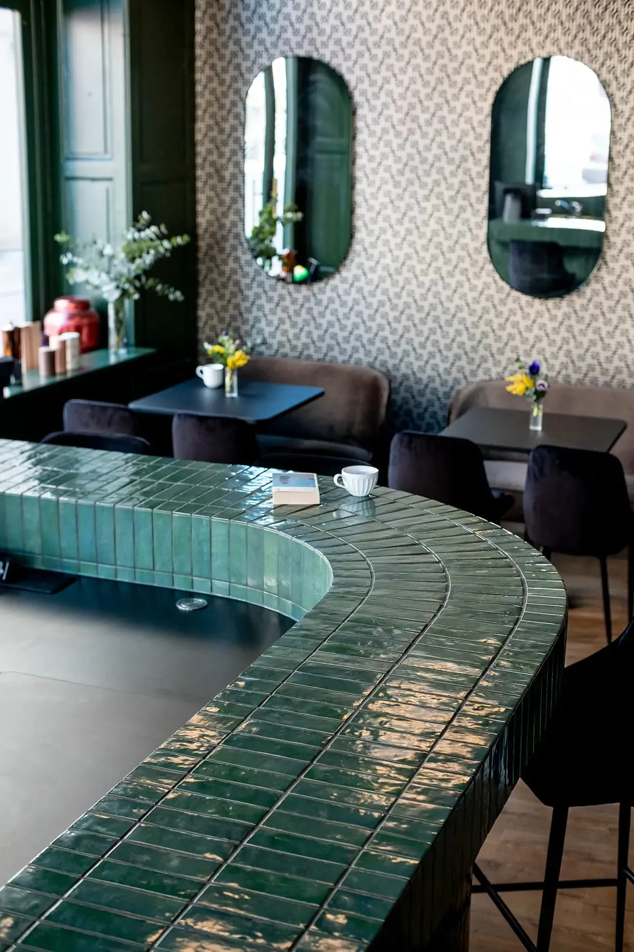 Comptoir courbe en zellige vert émeraude et miroirs arqués, L'Atypique, Castres