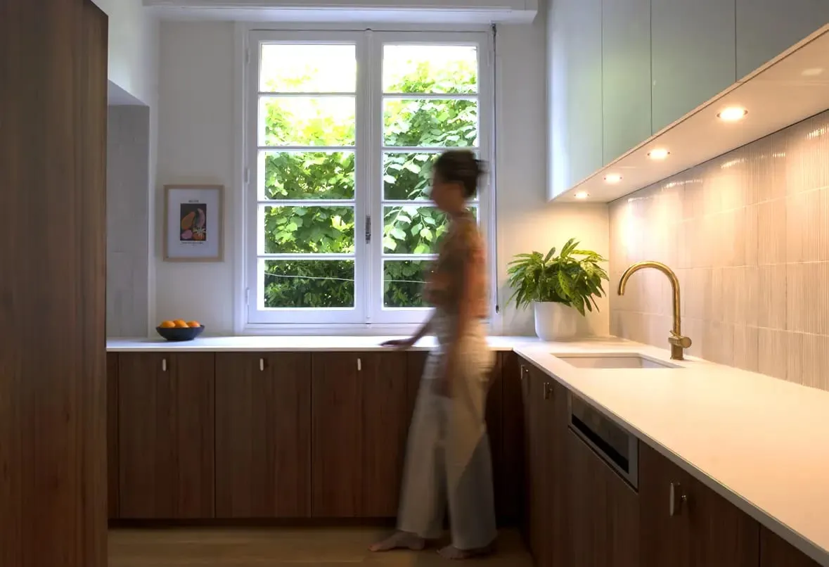Cuisine en noyer devant la fenêtre à petits carreaux, plan clair, Maison T1, Castres