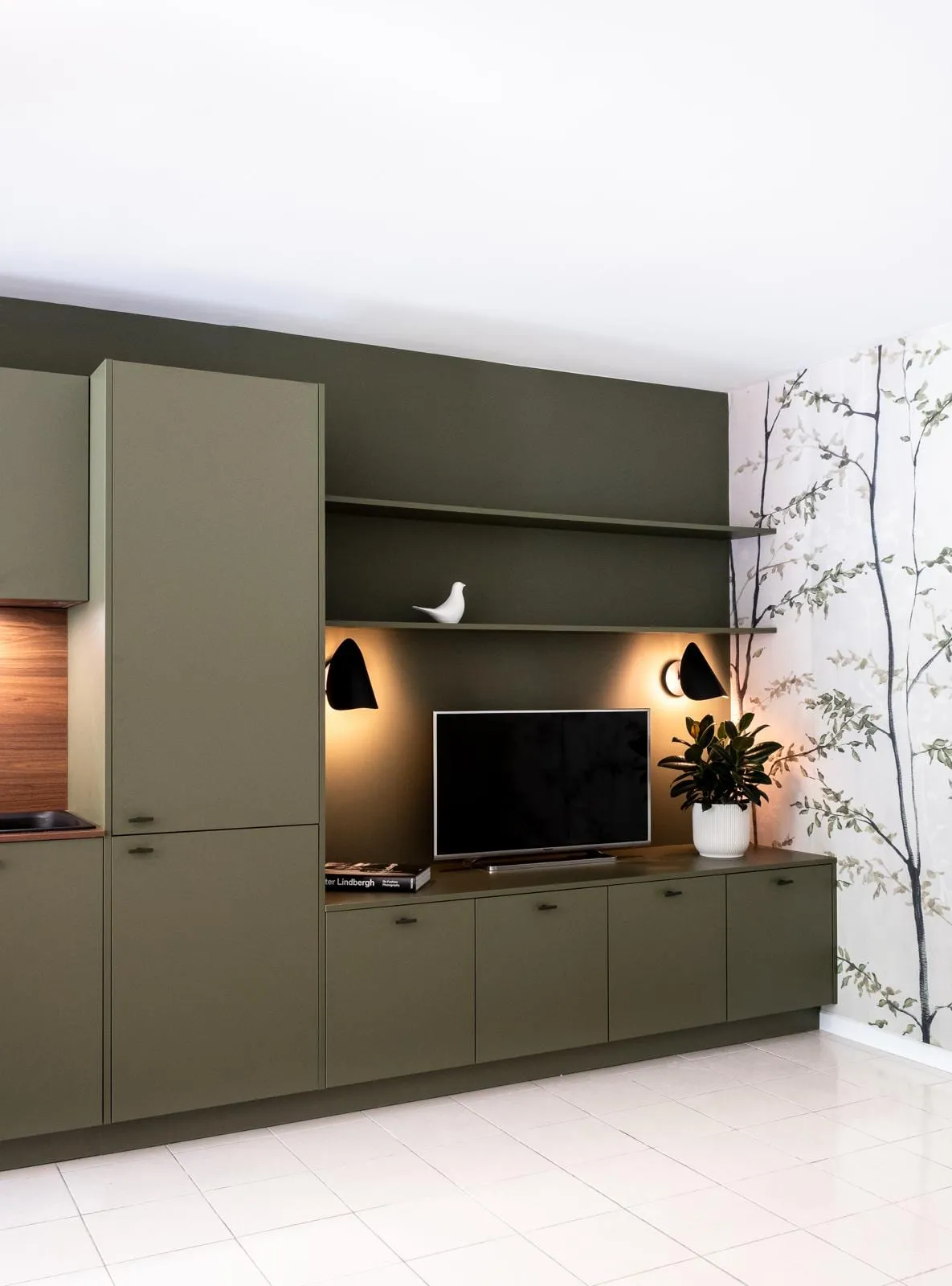 Meuble télé vert olive sur mesure, appliques noires et papier peint végétal, projet Marty
