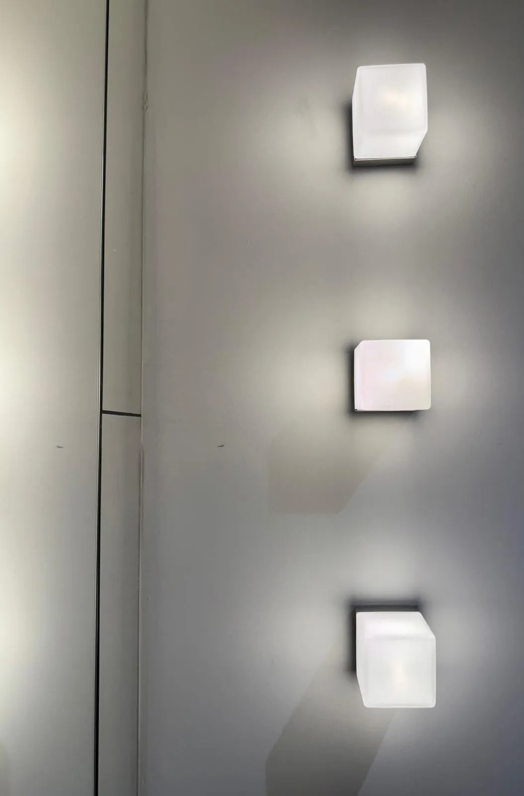 Trois appliques cubiques sur le mur de la salle de bain S2