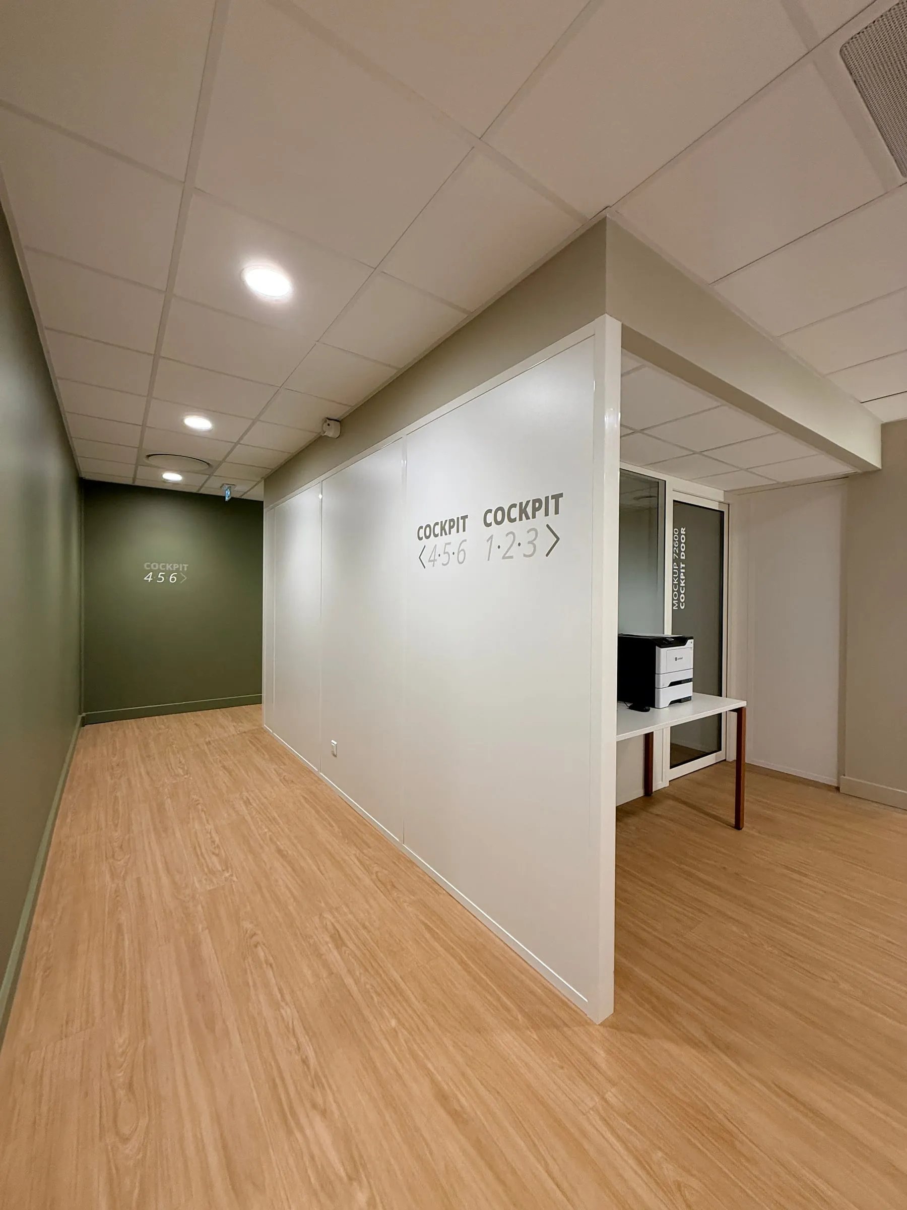 Poste de simulation sous l'enseigne Cockpit 6, rideaux et écrans, salle de formation pilotes ATR, Blagnac