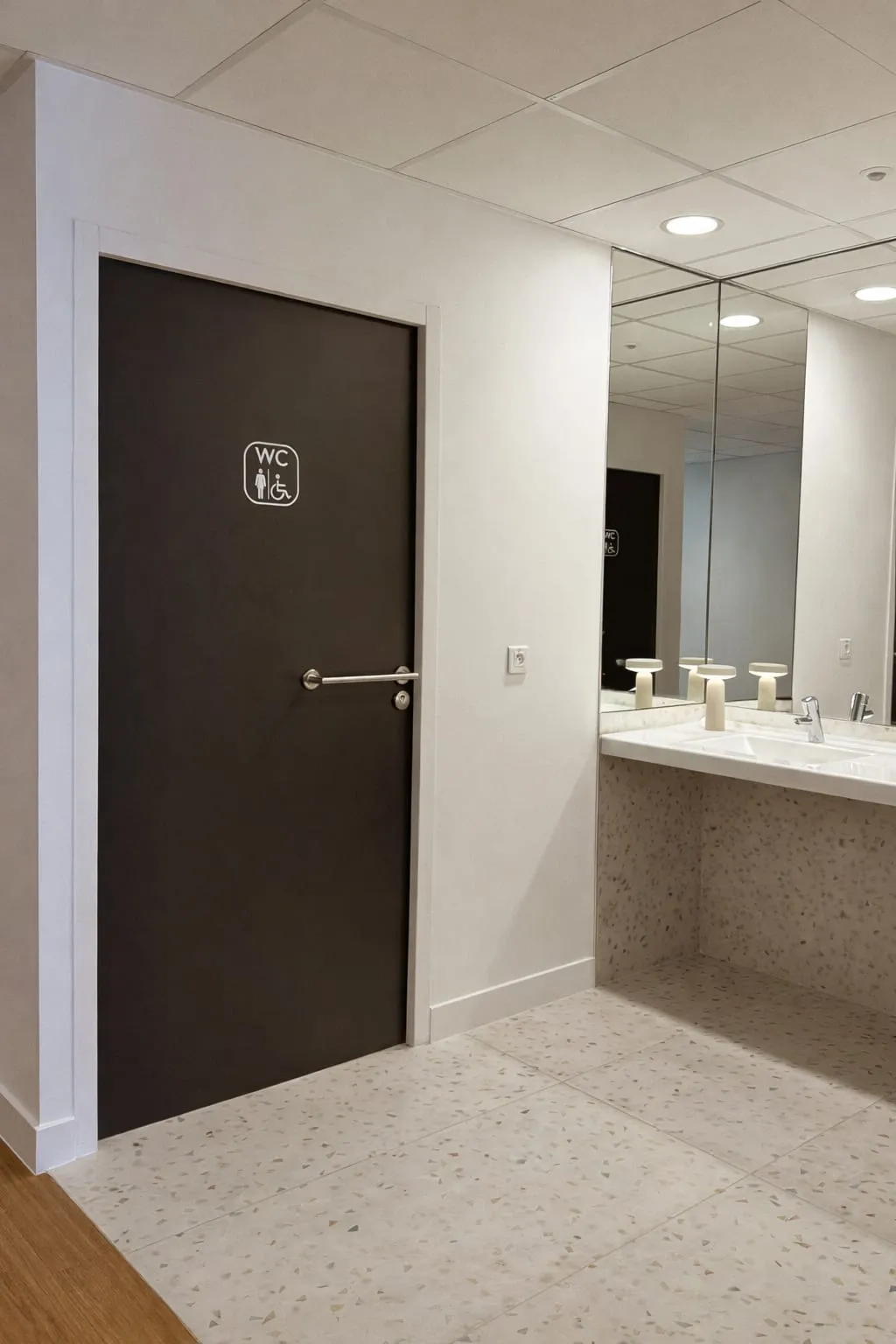 Porte des sanitaires et vasques sur plan gris, espace de formation ATR