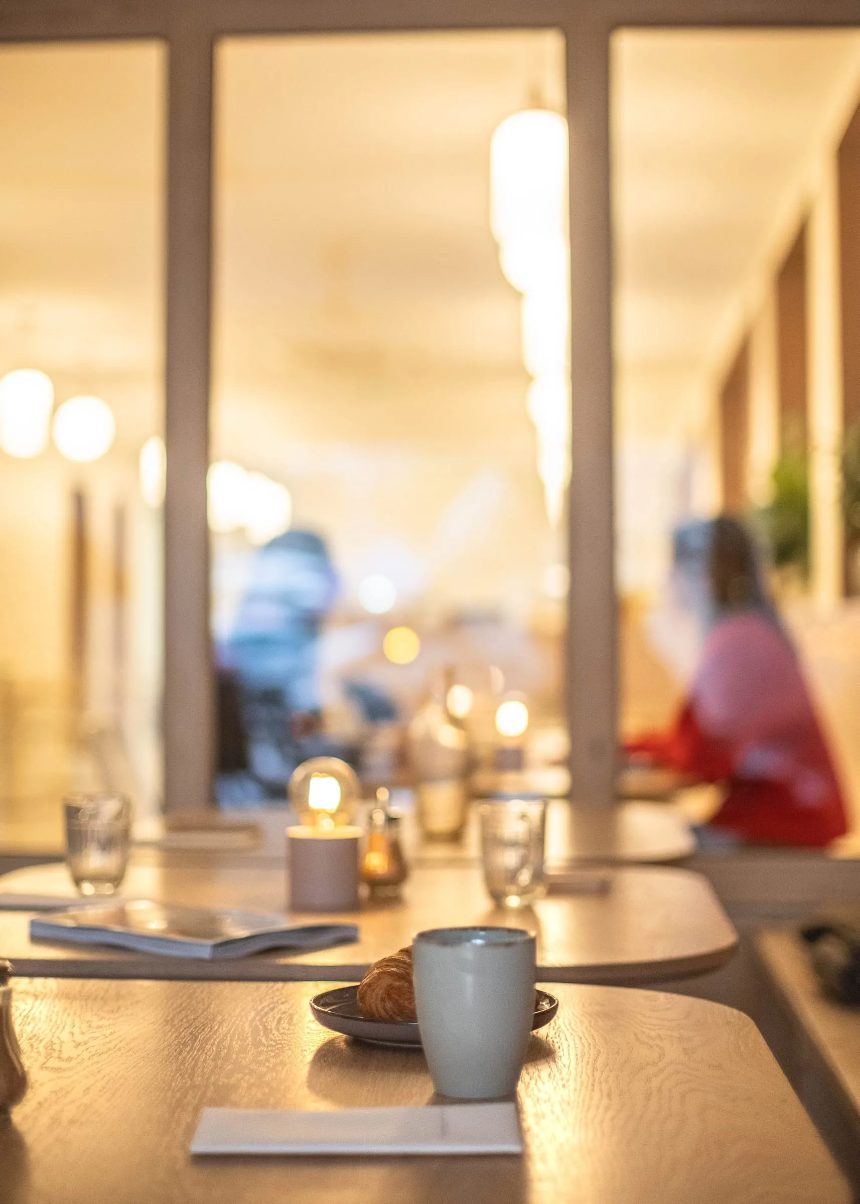 Lumière du soir sur les tables du Kimi Coffee, vue vers la rue