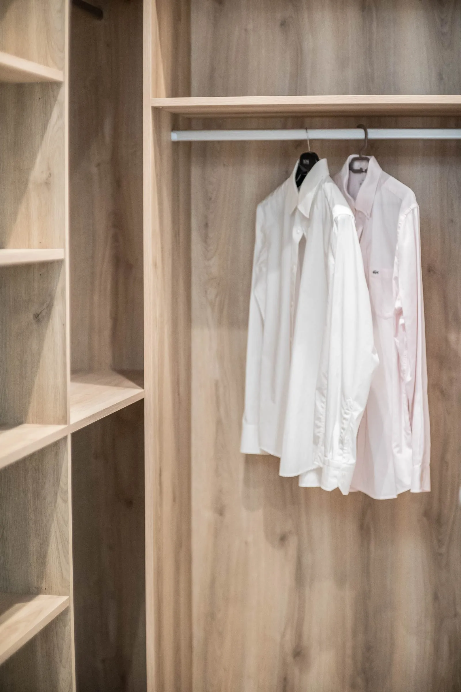 Dressing en chêne, penderie et étagères ouvertes, projet D1, Toulouse