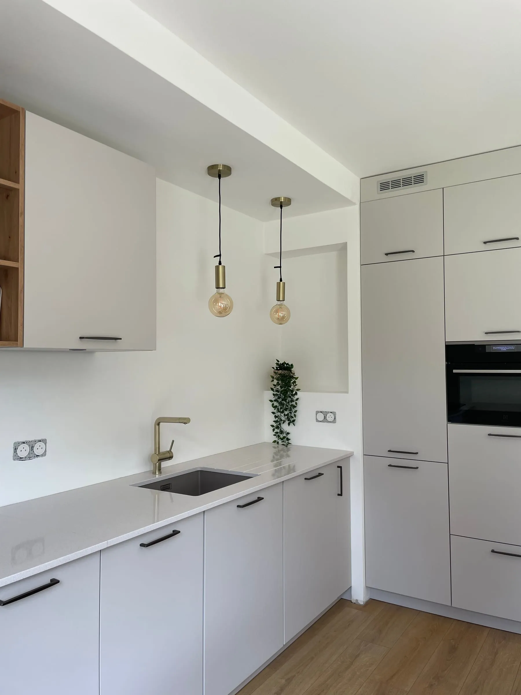 Cuisine blanche, suspensions en laiton et plan de travail sous la fenêtre, Cuisine E1, Toulouse