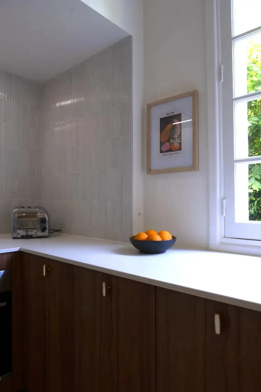 Plan de travail clair et crédence en carrelage blanc, cuisine, Maison T1