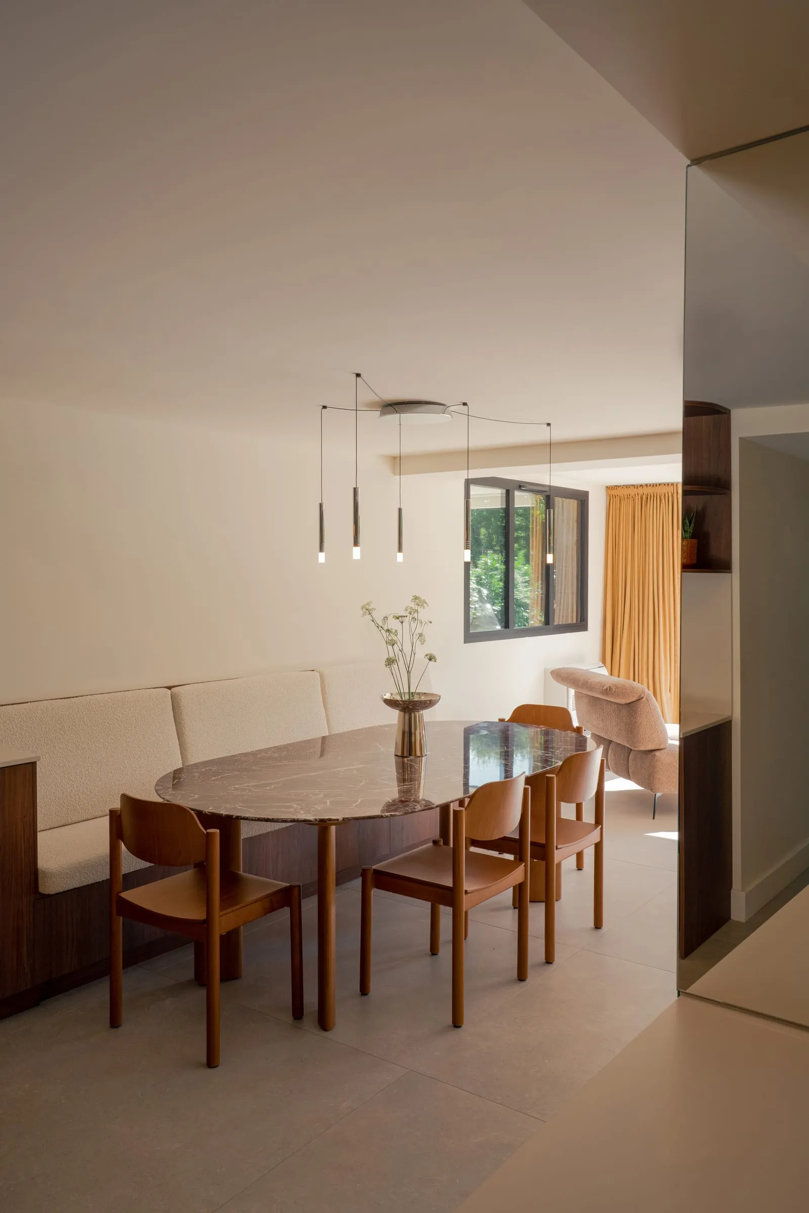 Banquette et table ronde de la salle à manger, vue vers le jardin, Maison V1