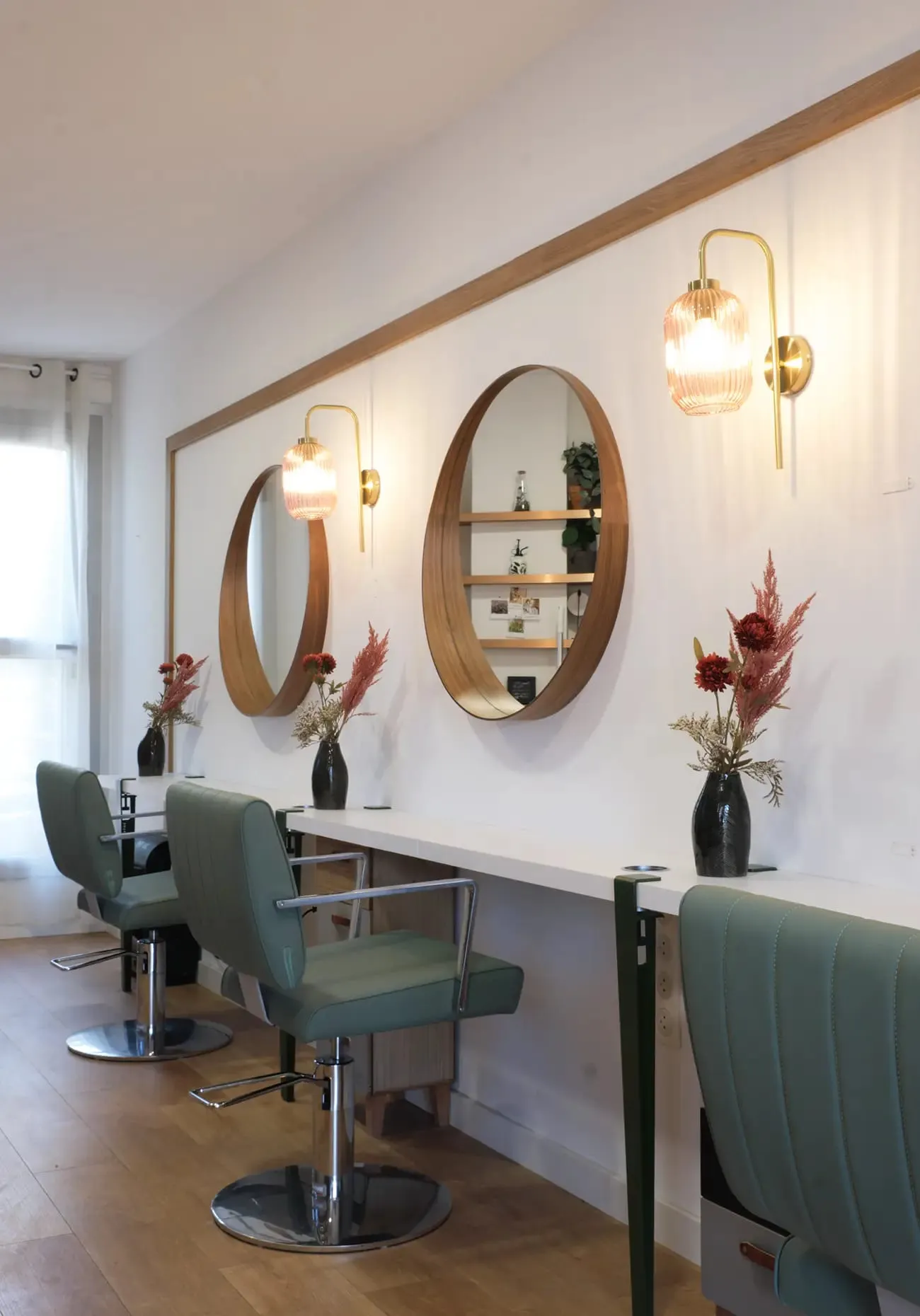 Postes de coiffage, miroirs ronds et fauteuils vert sauge, Pourquoi Ailleurs