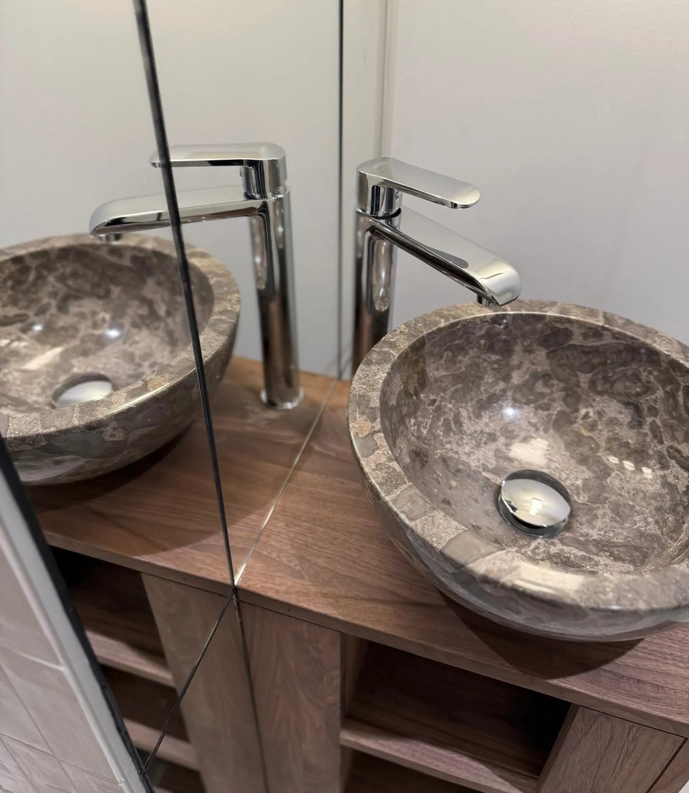 Deux vasques en pierre grise sur meuble en noyer, salle de bain S2