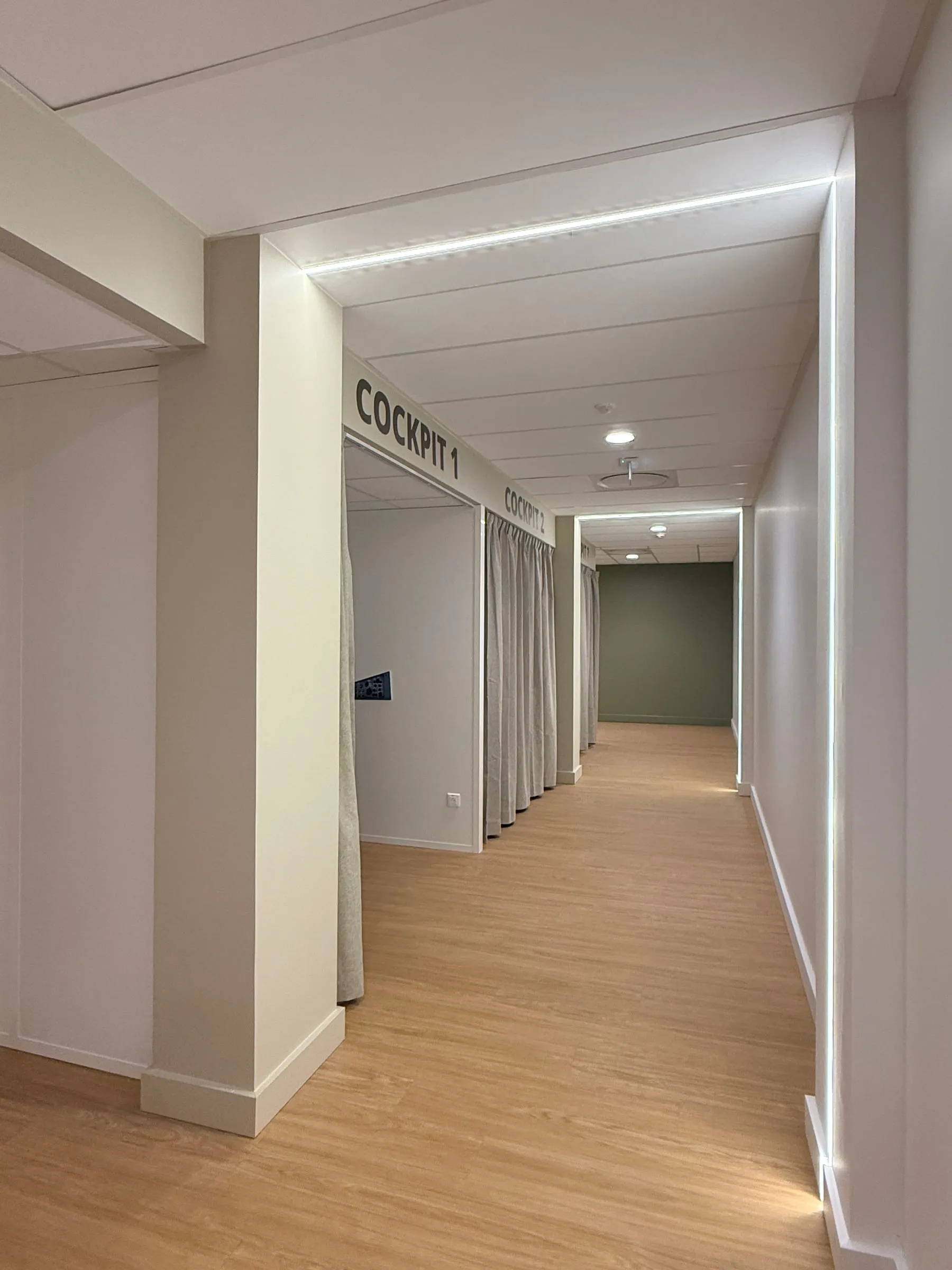 Enfilade des postes de simulation rideaux tirés, lumière LED en plafond, ATR, Blagnac
