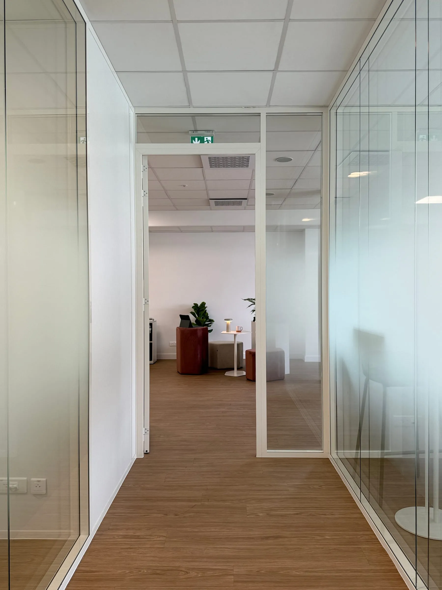 Cloisons vitrées et couloir des salles de formation, ATR, Blagnac