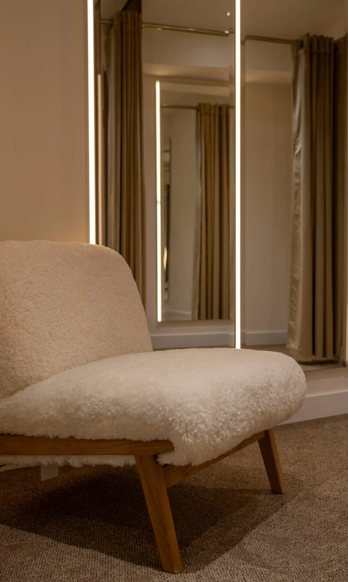Fauteuil en laine bouclée, miroir à liseré lumineux et rideau doré, Kookaï