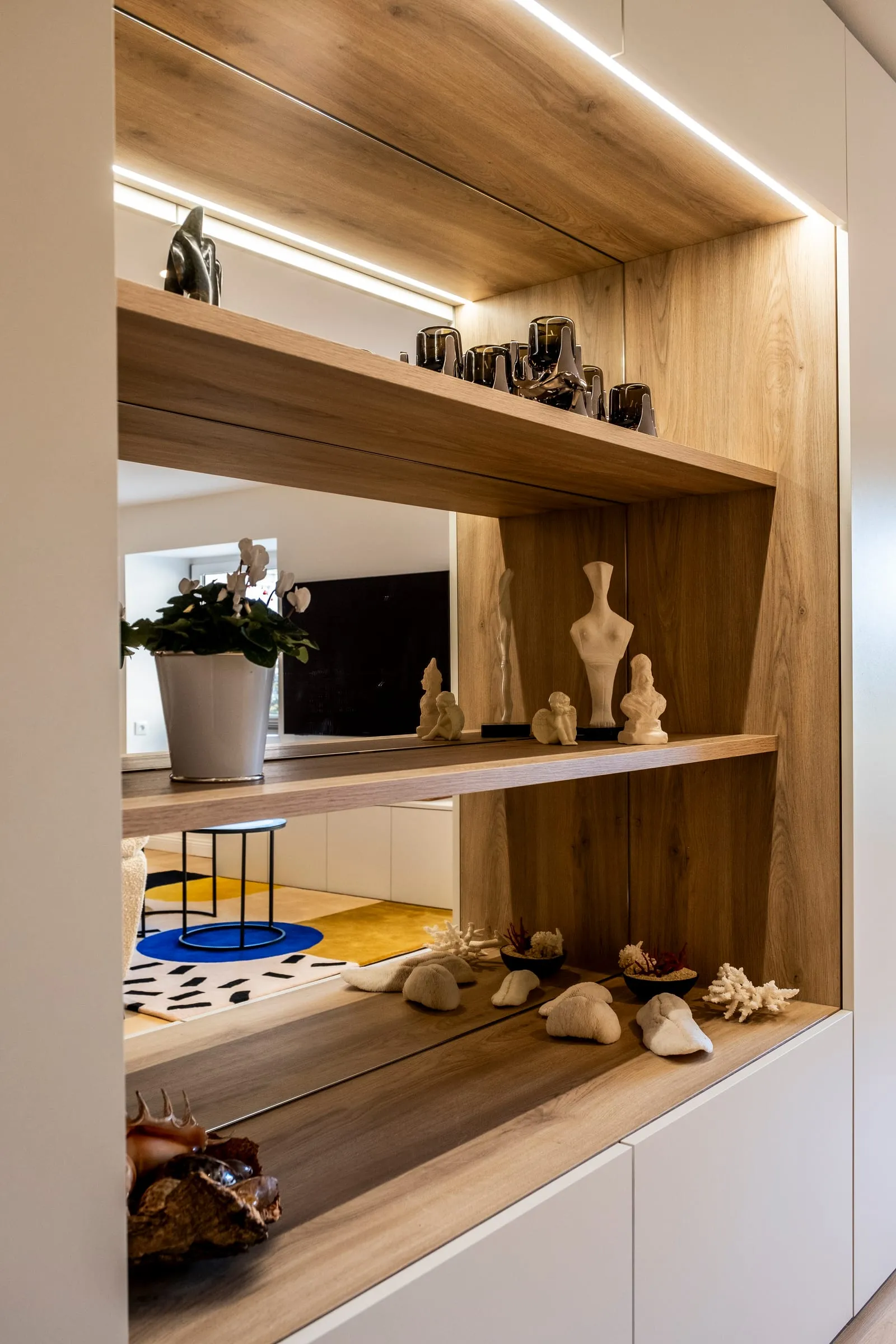 Détail des niches en bois éclairées, objets et coquillages, Duparchy