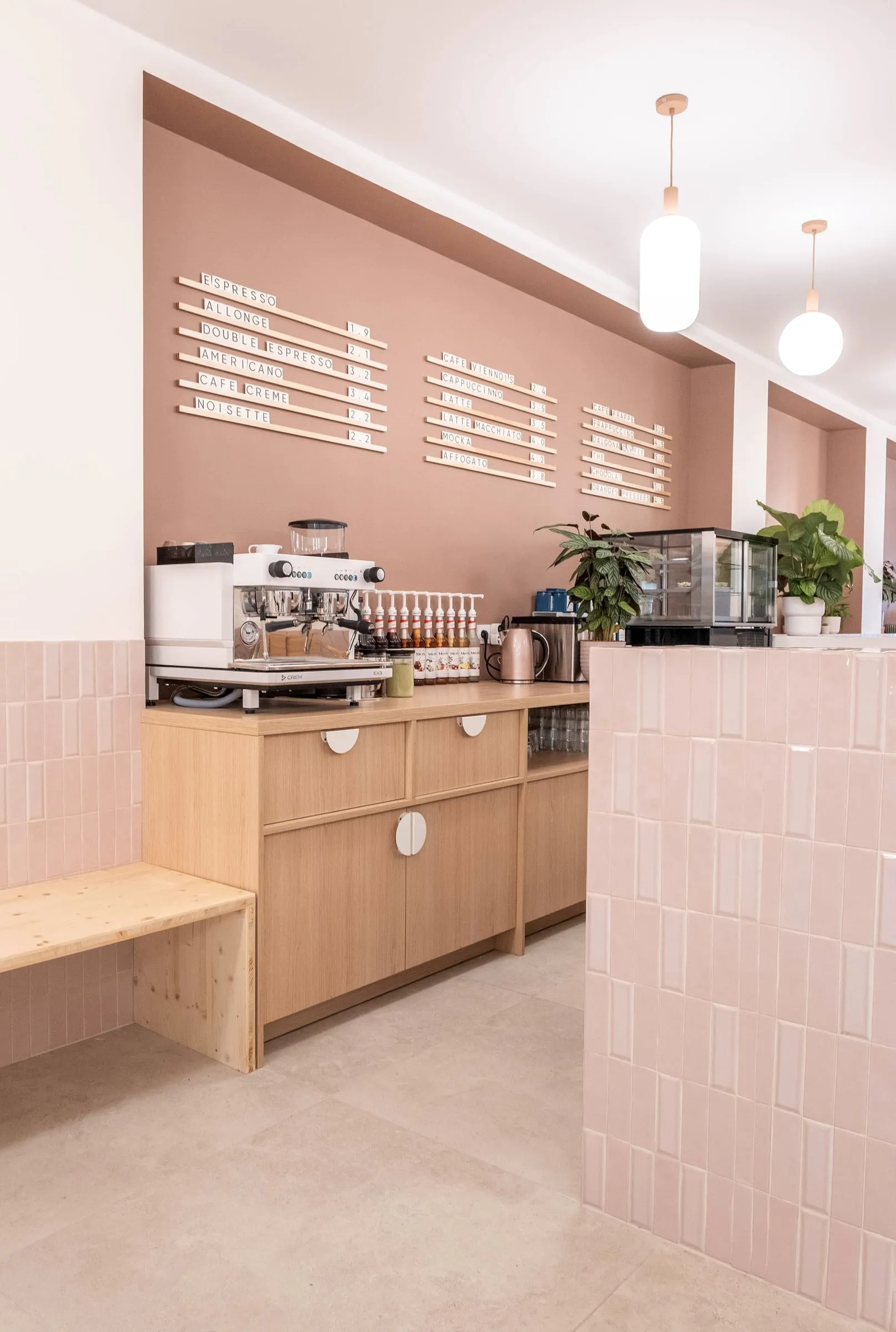 Comptoir en bois et zellige rose pâle, machine à café et plantes, Kimi Coffee