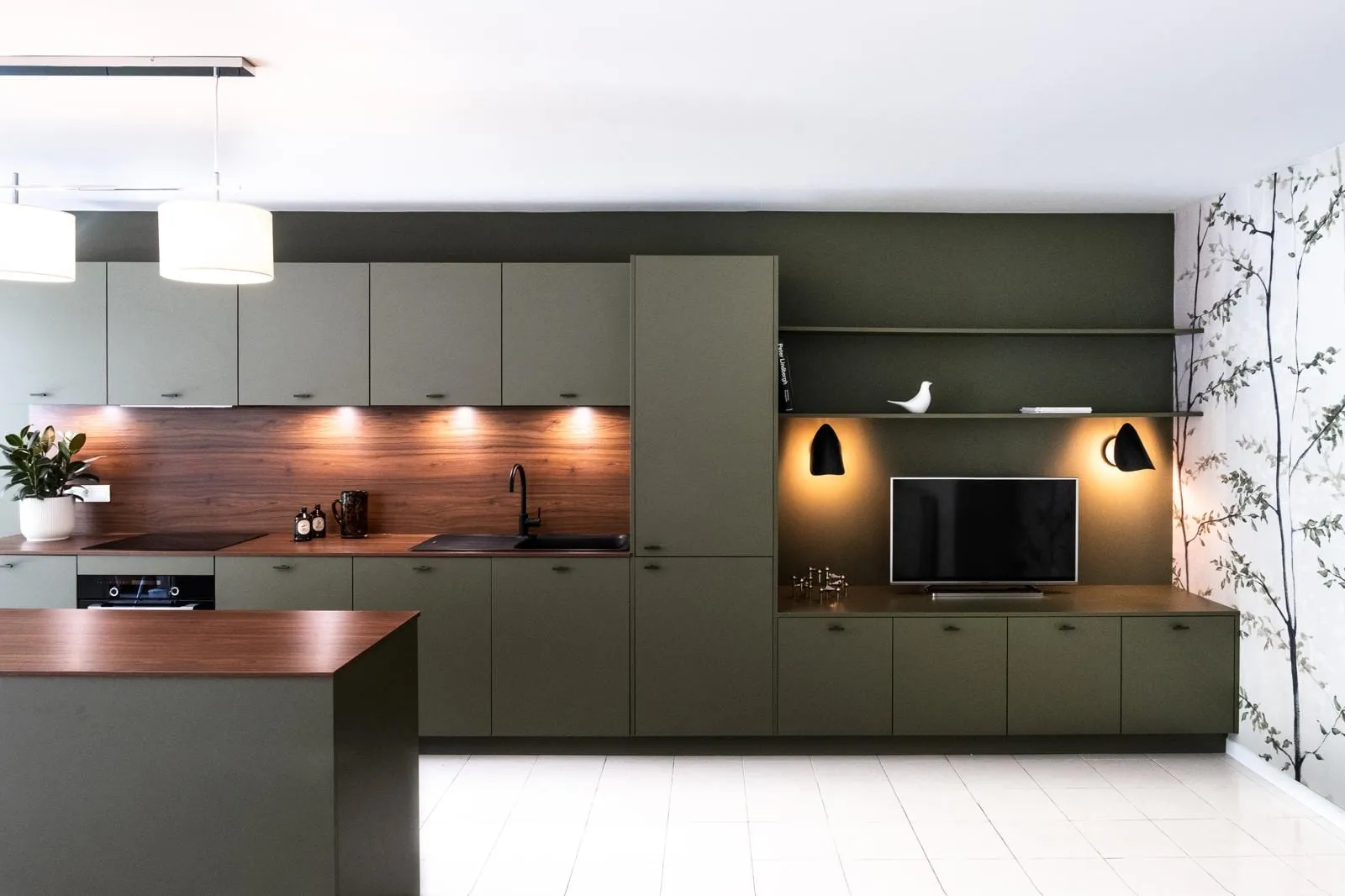 Meuble télé vert olive sur mesure avec appliques noires, projet Marty