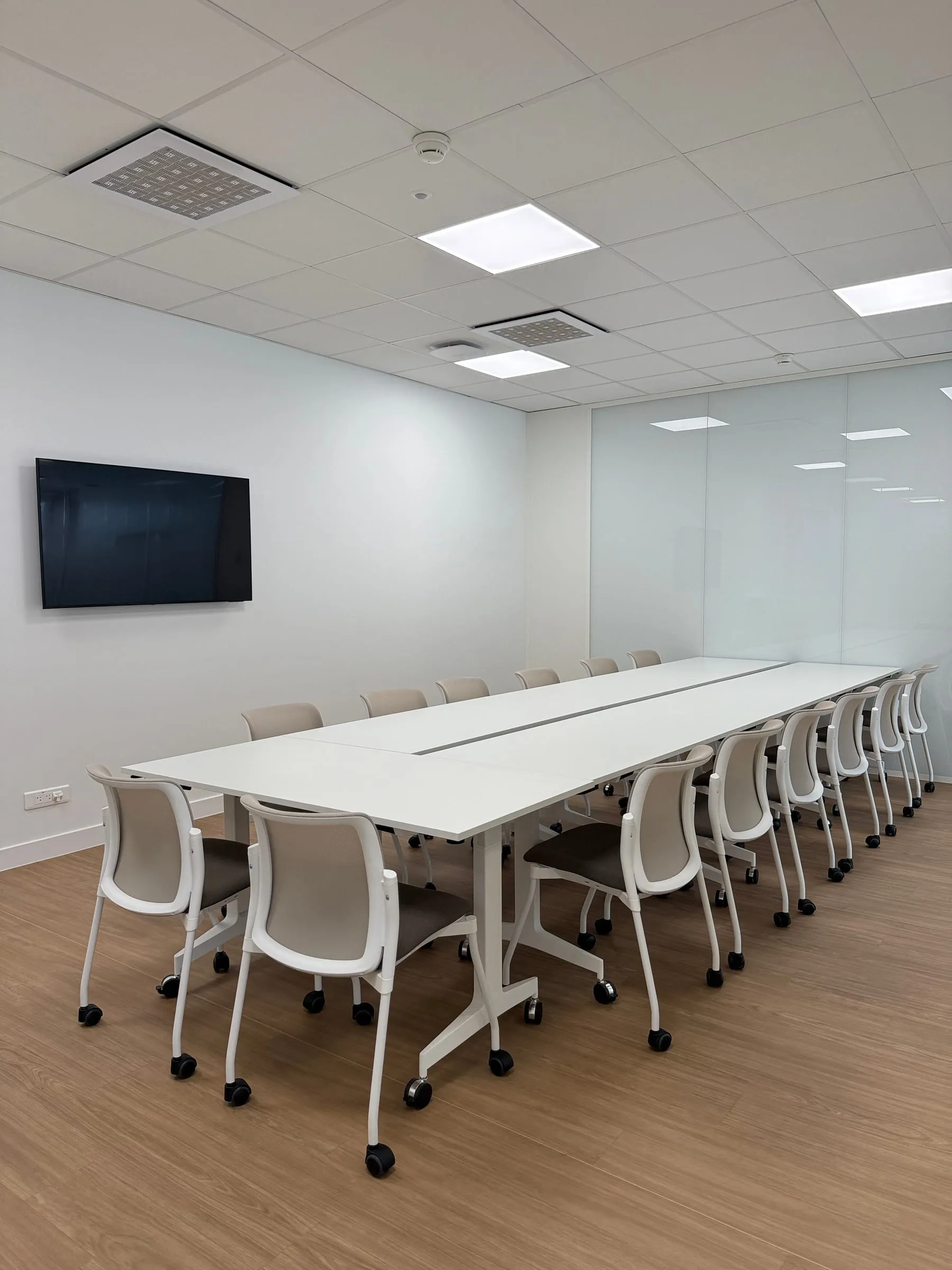 Salle de formation, tables blanches et chaises à roulettes, ATR, Blagnac