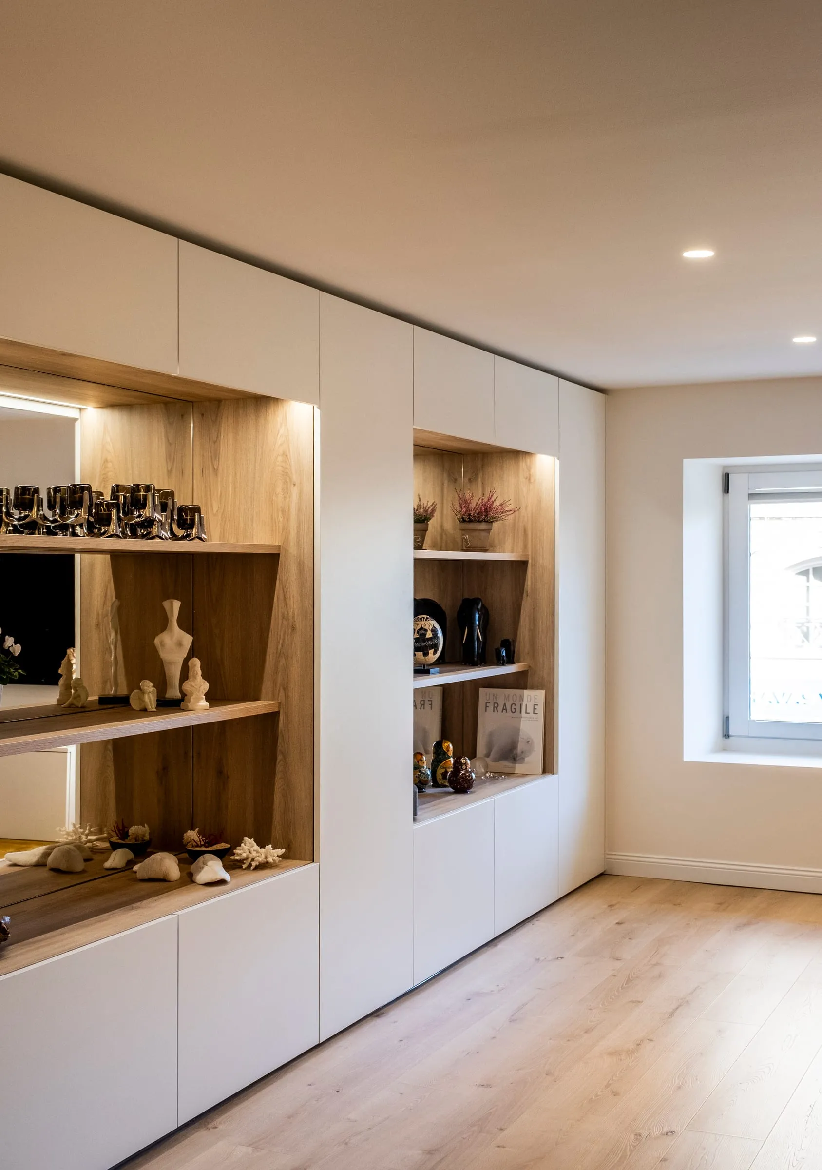 Rangements sur mesure toute hauteur, niches en bois et façades blanches, Duparchy