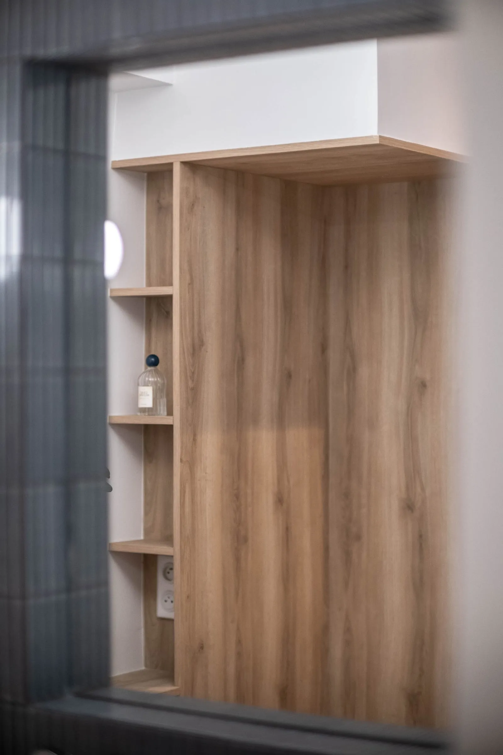 Niche en chêne du dressing vue depuis la salle de bain, D1