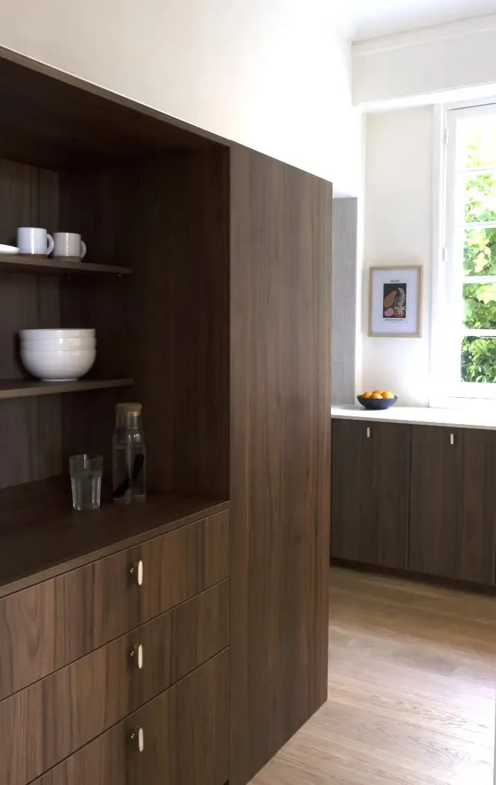 Colonne de rangement en noyer avec étagères ouvertes, cuisine, Maison T1