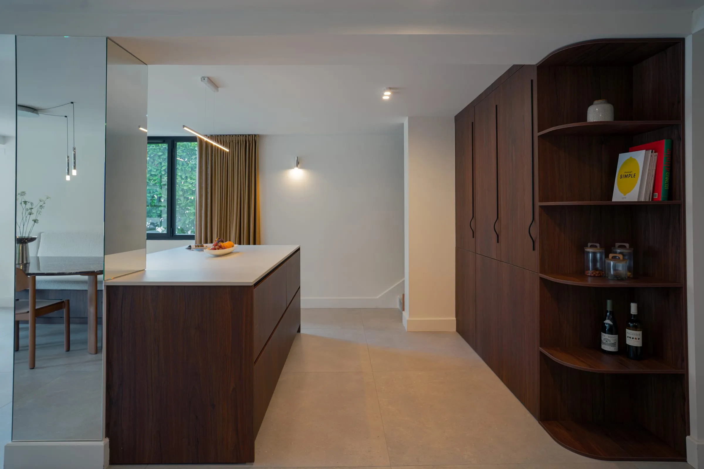 Îlot de cuisine en noyer et bibliothèque d'angle sur mesure, Maison V1