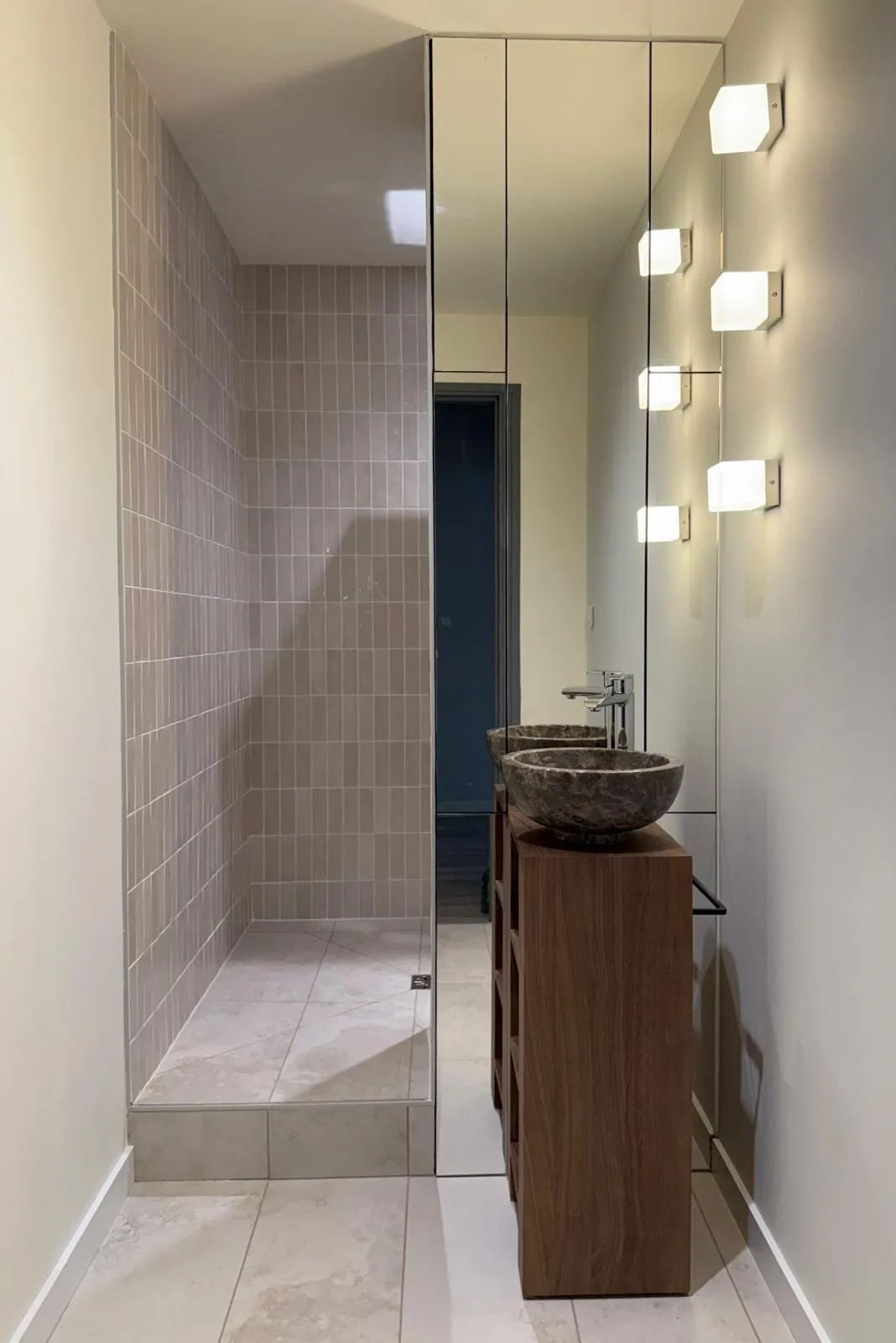 Salle de bain S2, douche en zellige et miroir toute hauteur