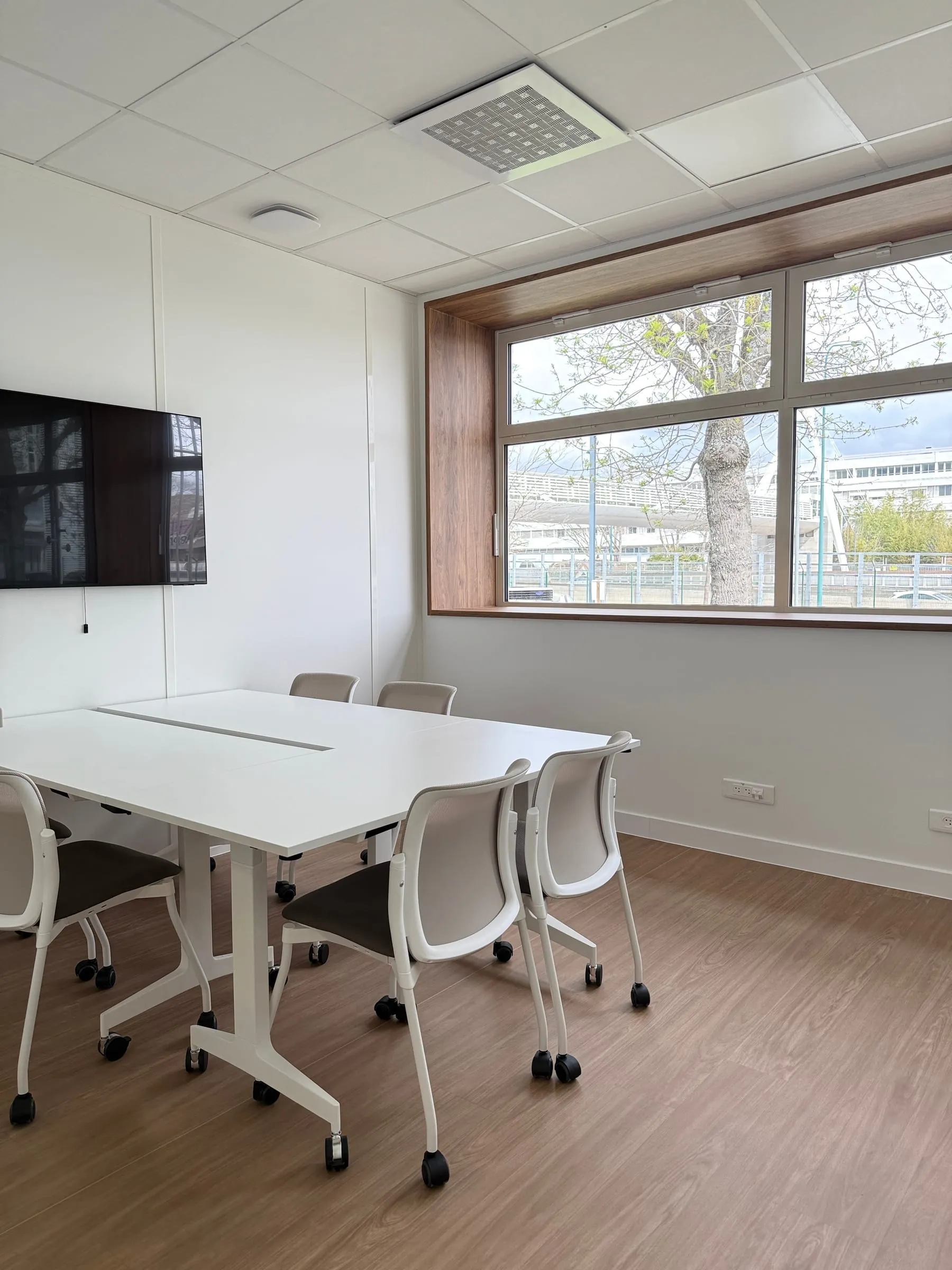 Salle de formation avec écran mural et vue sur les arbres, ATR