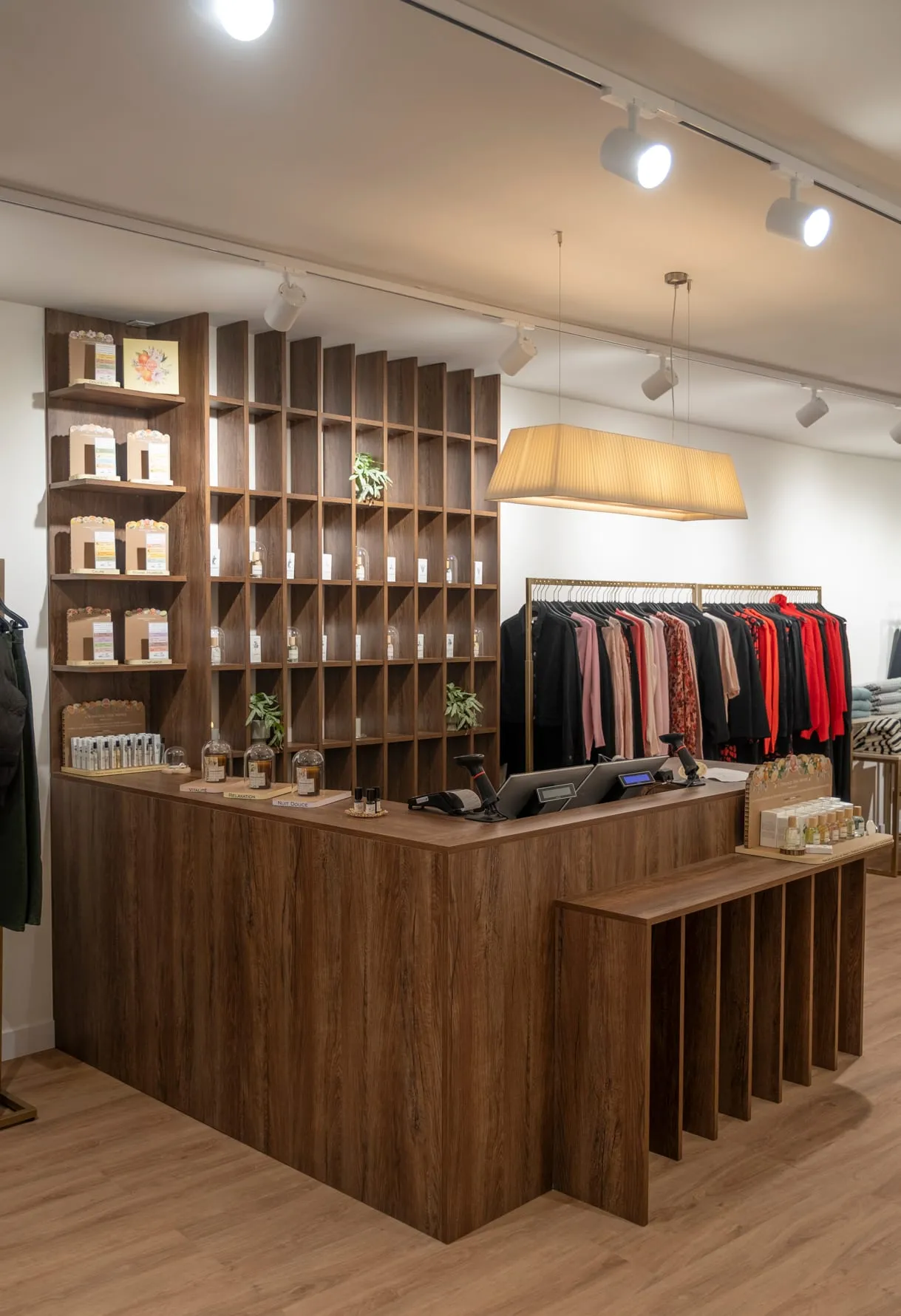 Comptoir et casiers en bois, portants de la boutique Kookaï, Castres