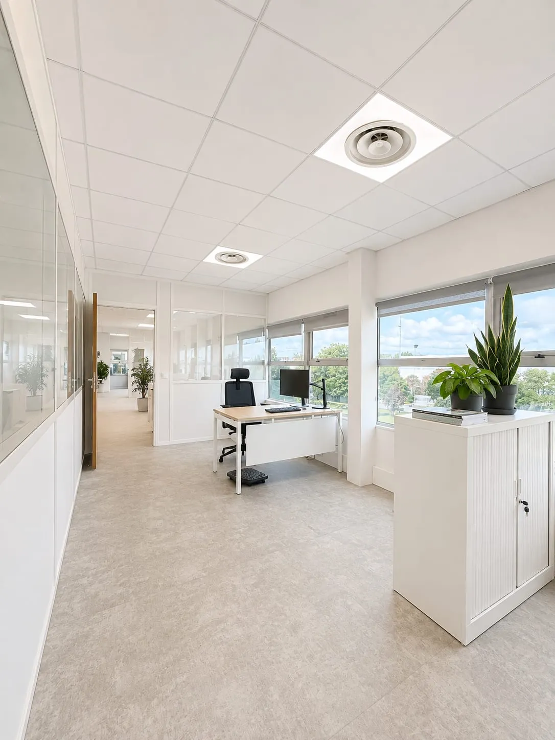 Bureau individuel vitré, plan blanc et rangements bas, CMCAS, Toulouse