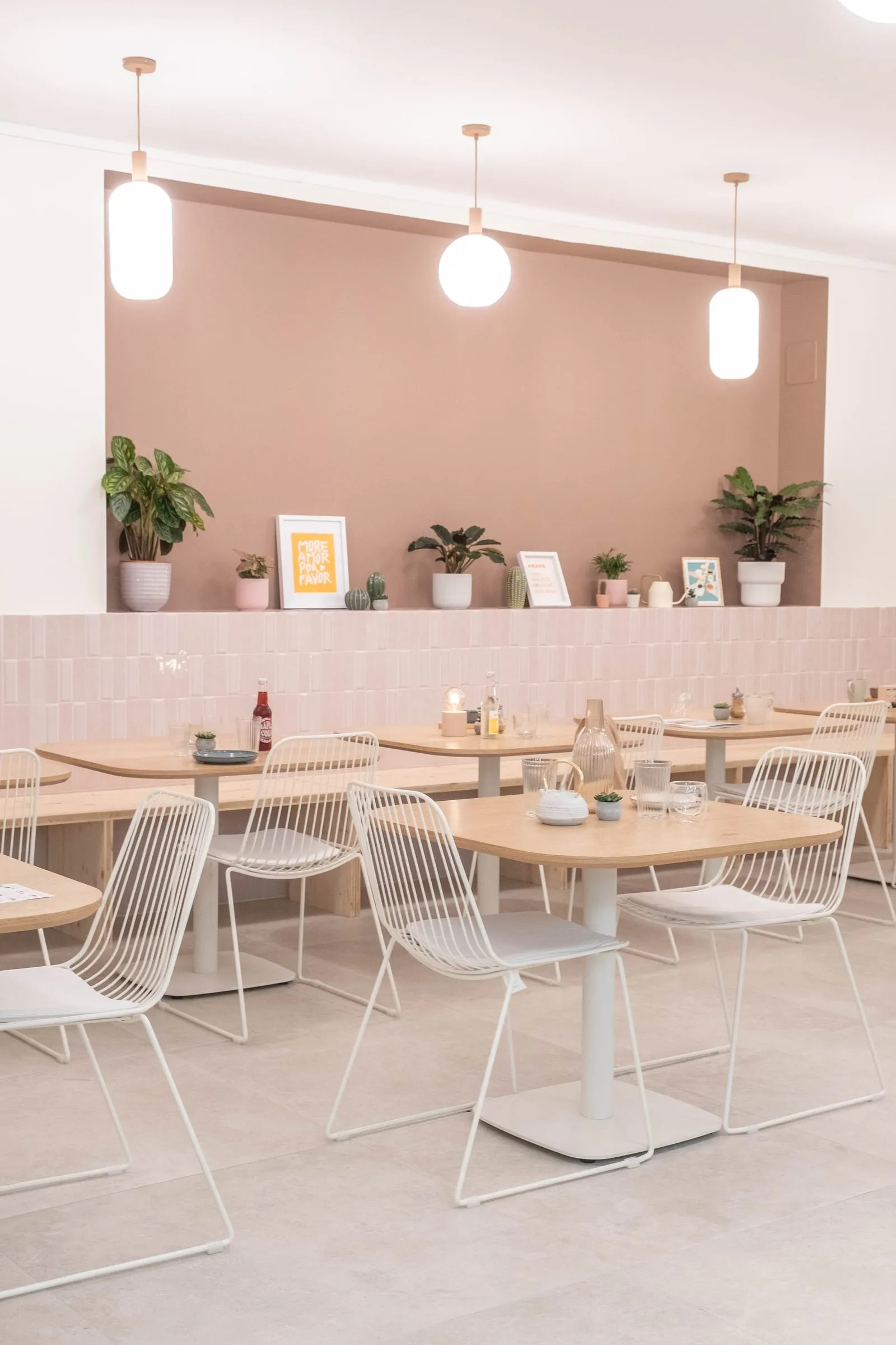 Mur terracotta, suspensions blanches et tables en bois, Kimi Coffee, Castres