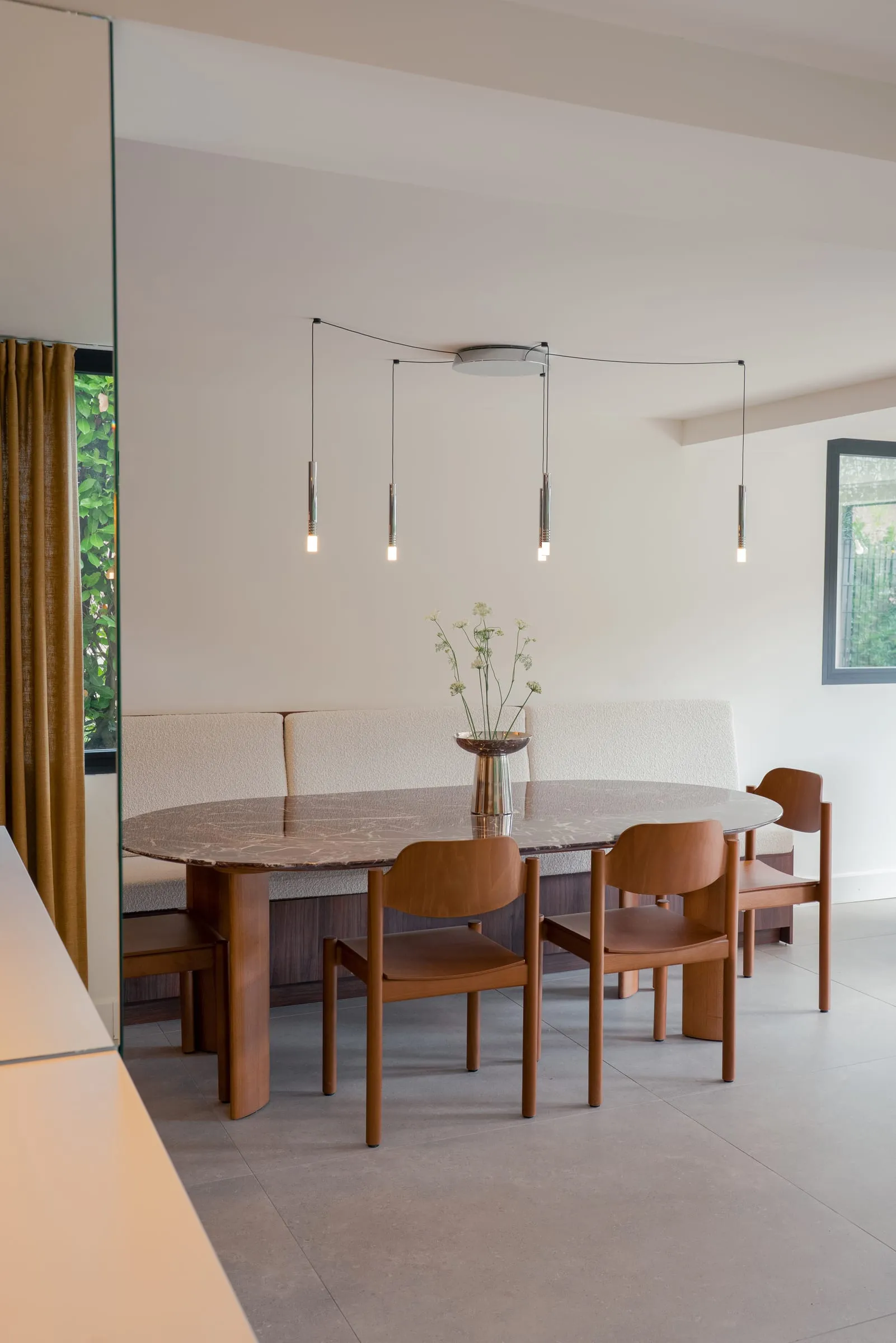 Table ronde en bois sous les suspensions filaires, salle à manger, Maison V1