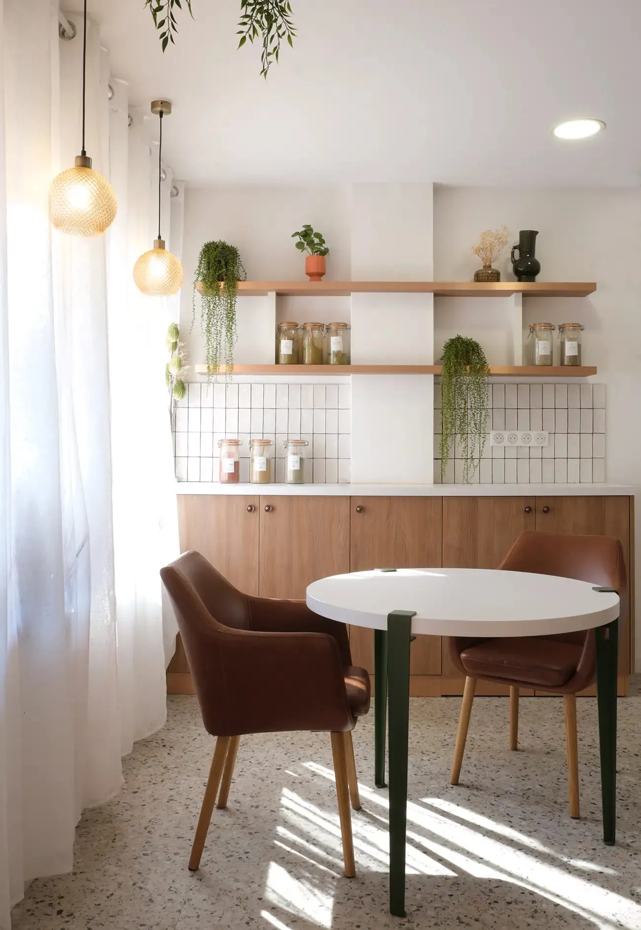 Espace d'attente, fauteuils cognac et table ronde, zellige blanc, Pourquoi Ailleurs