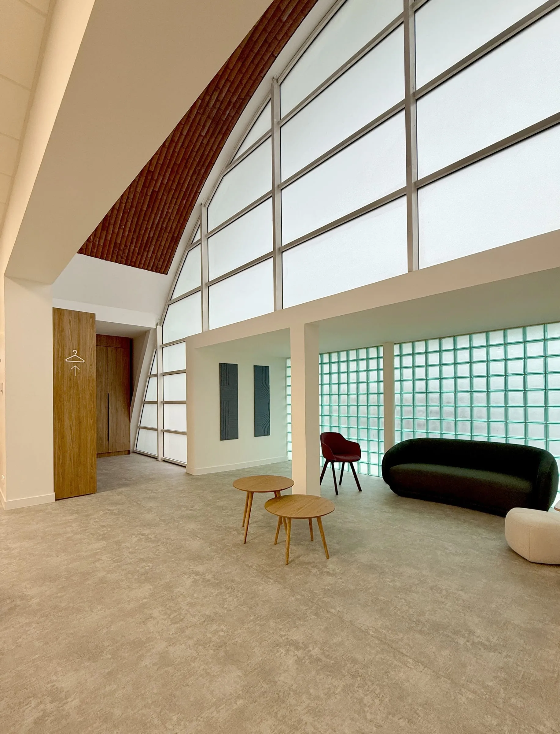 Voûte en brique, verrière et canapé vert sombre, espace événementiel ATR, Blagnac