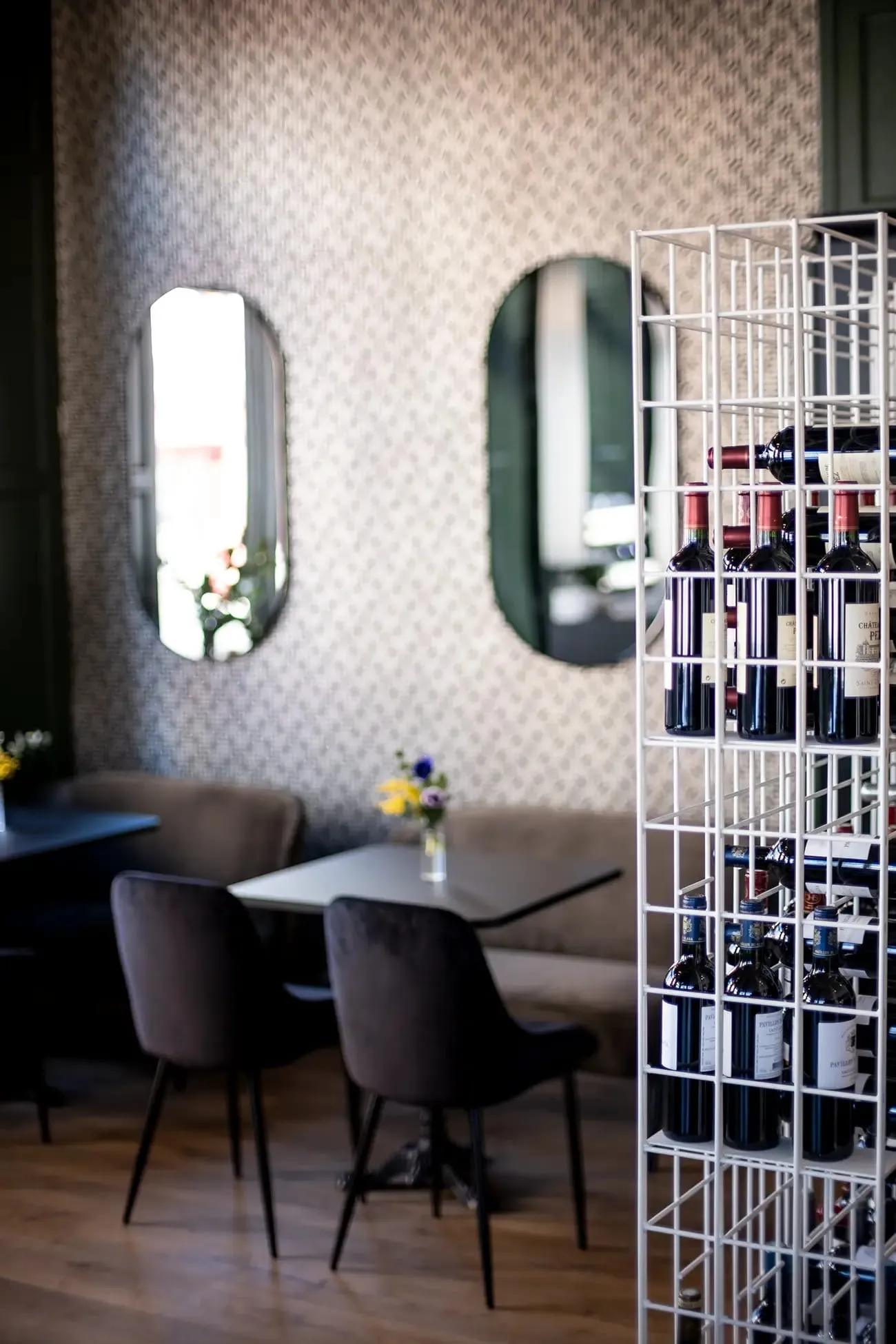 Miroirs arqués, papier peint graphique et cave à vin en fil d'acier, L'Atypique