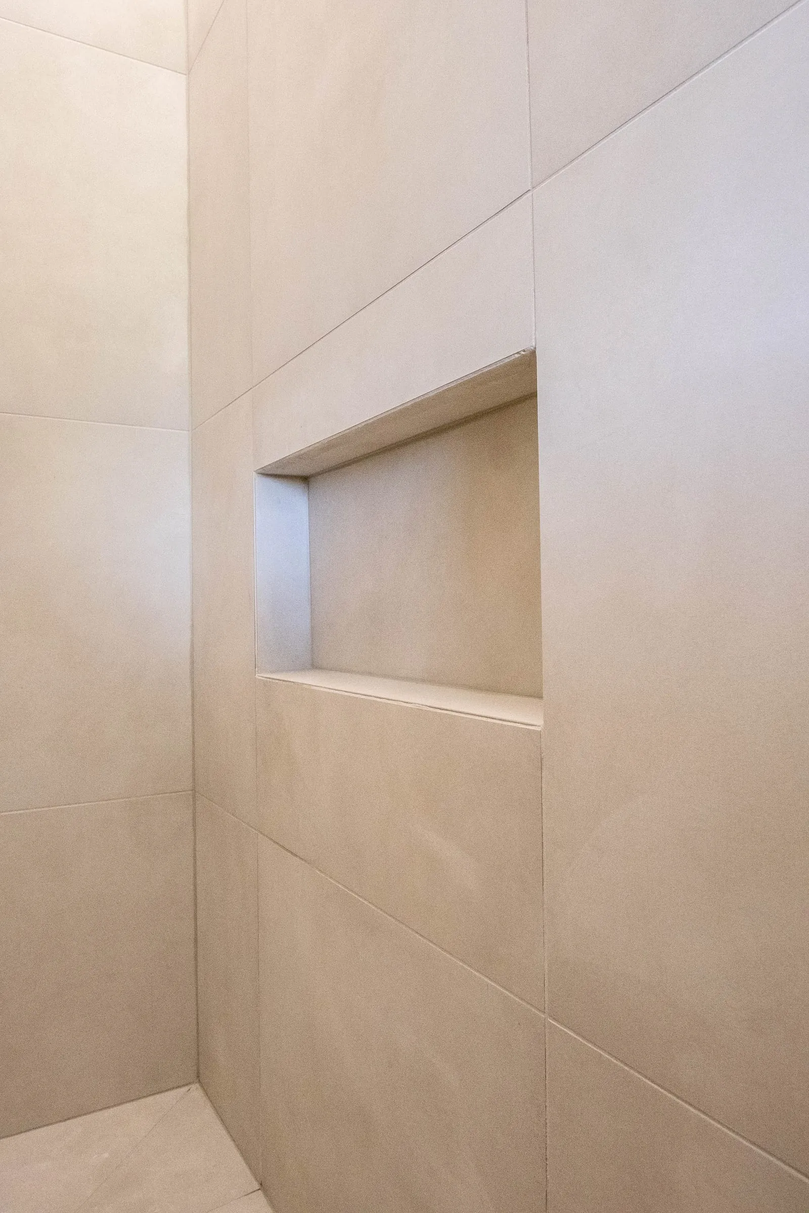 Niche de douche dans le carrelage beige grand format, salle de bain D1