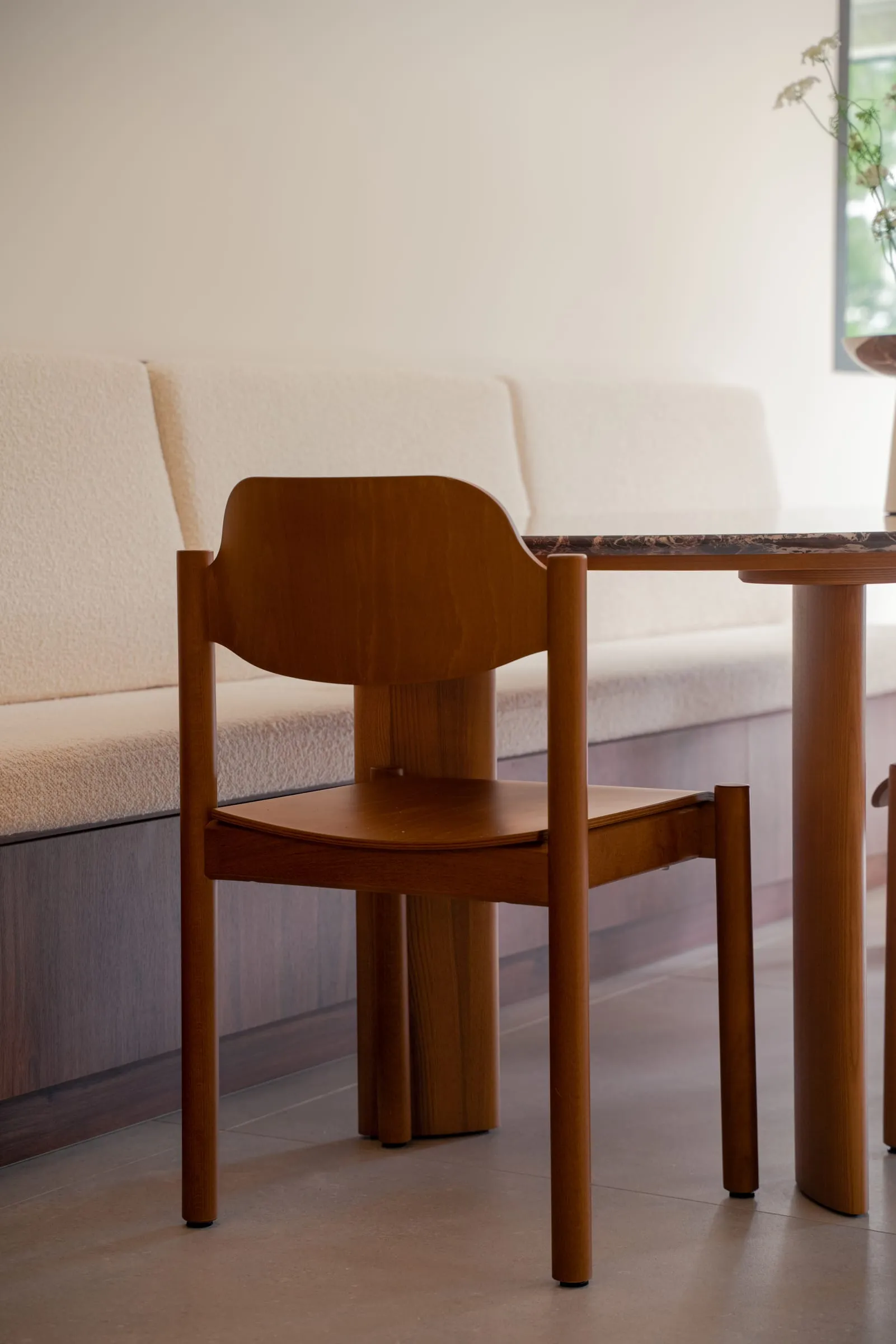 Chaise en bois et banquette rembourrée de la salle à manger, Maison V1