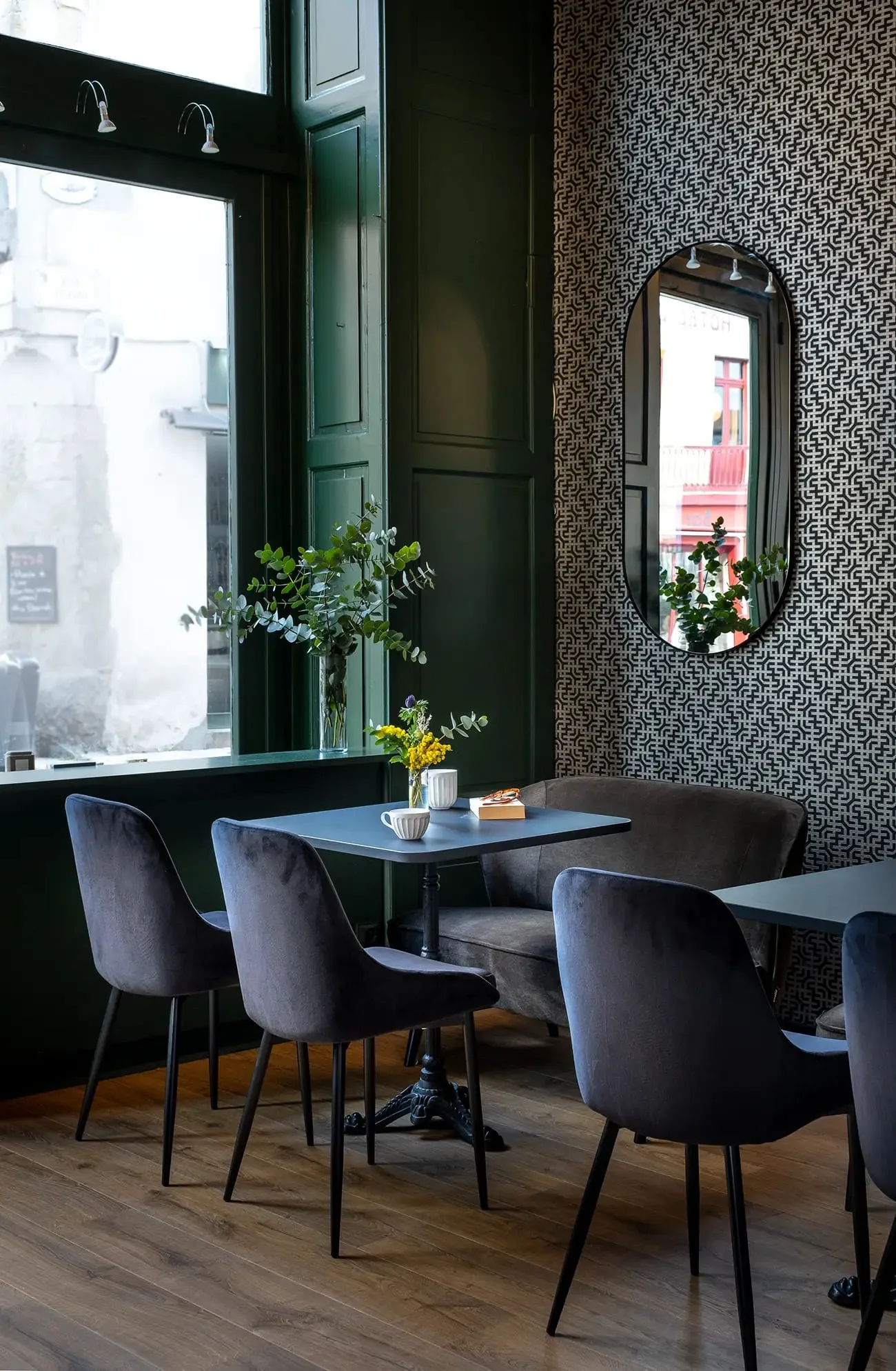 Tables et chaises en velours devant la fenêtre, L'Atypique, Castres