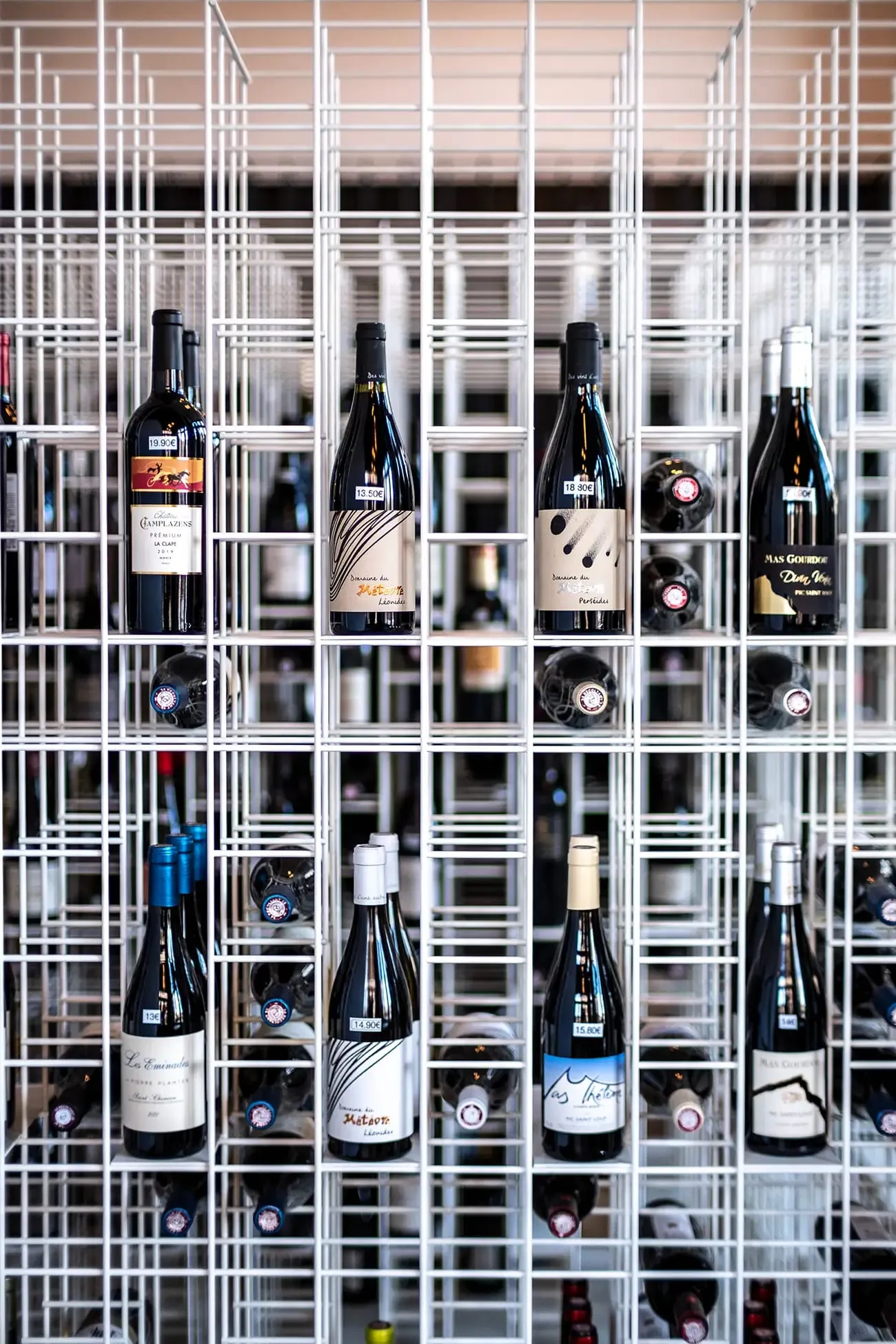 Cave à vin verticale en fil d'acier blanc, L'Atypique, Castres
