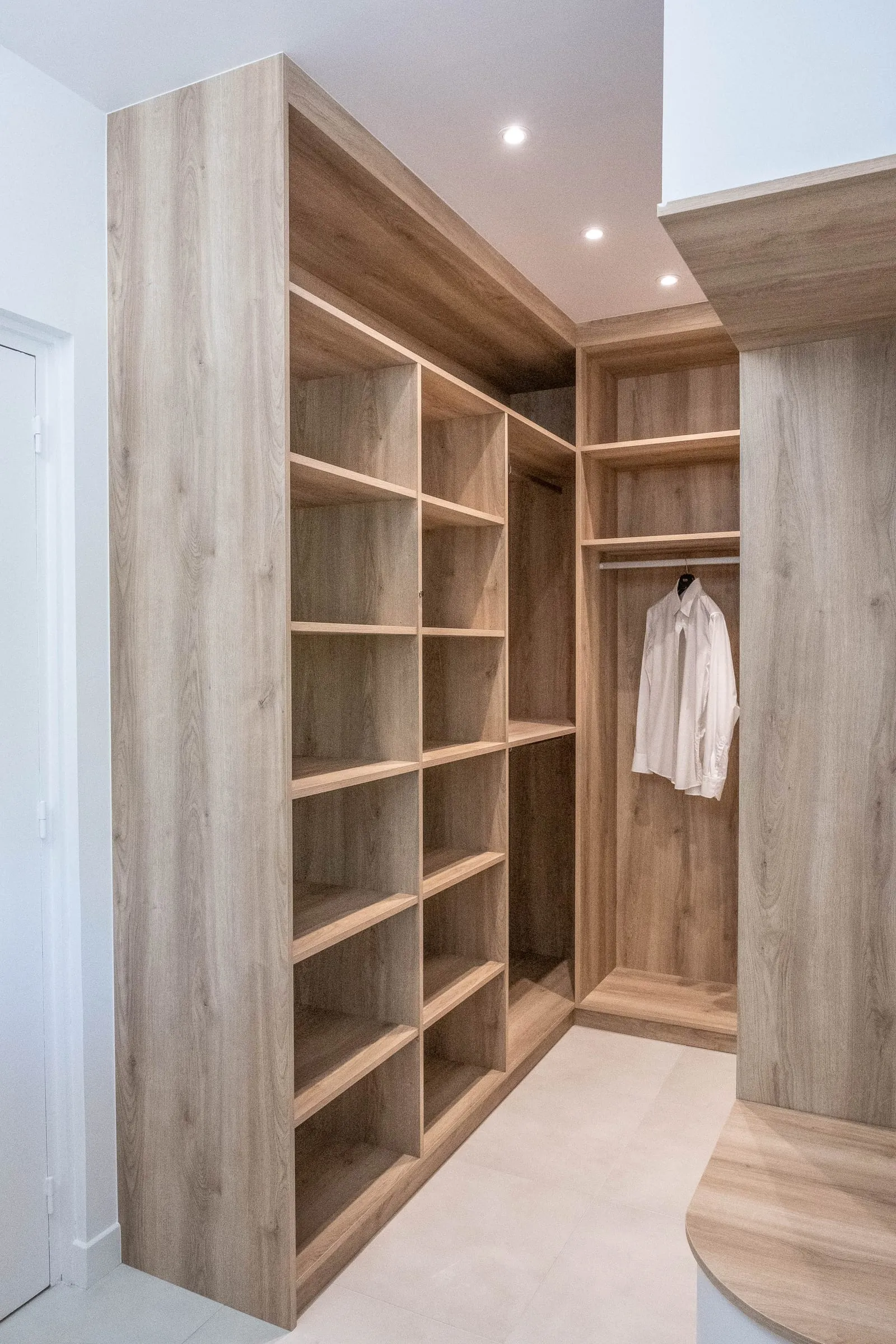 Dressing en chêne sur mesure, étagères et penderie, D1, Toulouse