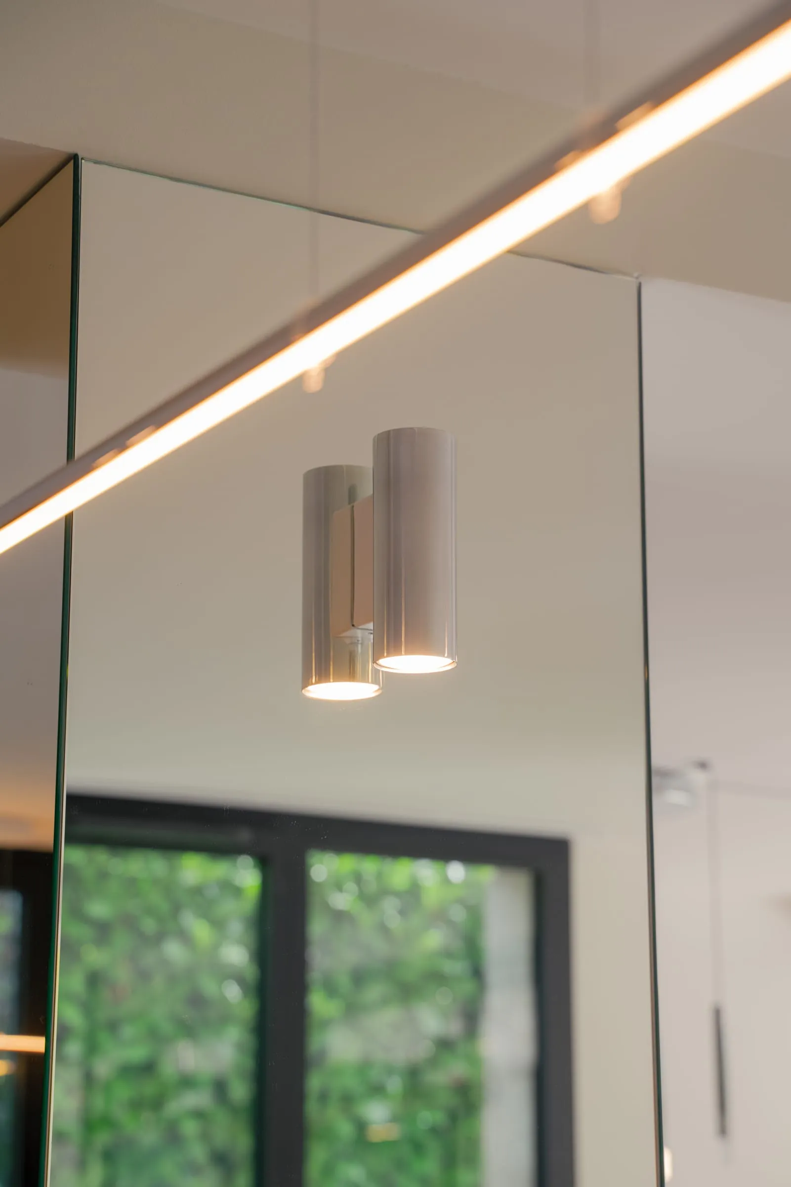 Rail lumineux et spots cylindriques, reflets dans le miroir, Maison V1